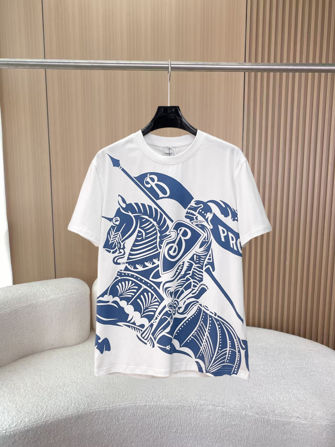 NO:855911,BURBERRY Burberry's new short-sleeved T-shirt, complete with three labels, original fabric, original custom-made accessories, official same style, made of 230 grams of special slippery double-ply fabric, custom-made in the same vat dyeing fabric, very comfortable and smooth to the touch, very wide and stylish, produced by a first-line brand OEM factory, imported Kangli direct-injection machine, clear and textured printing, collar ribs made of imported yarn, no deformation after long-term wear, latest spring and summer style, fashionable and individual  Super versatile and good-looking. It is very suitable for both men and women. It is a must-have for everyone. Sizes S-XXL, burberry, burberry, T-shirt,19860909BURBERRY 巴宝莉 新款短袖T桖衫 三标齐全 原版面料 原版订制辅料 官方同款 采用230克特滑双股面料,定制 同缸染面料 手感非常舒服爽滑 版型挺阔有型 一线品牌代工厂出品 进口康莉直喷机 印花清晰有质感 衣领罗纹采用进口纱线织造 久穿不变形 春夏最新款式 时尚又个性 超级百搭好看的一款 男女都非常合适 人手必备款 尺码S-XXL,,burberry,burberry,T-shirt,,Men's clothing