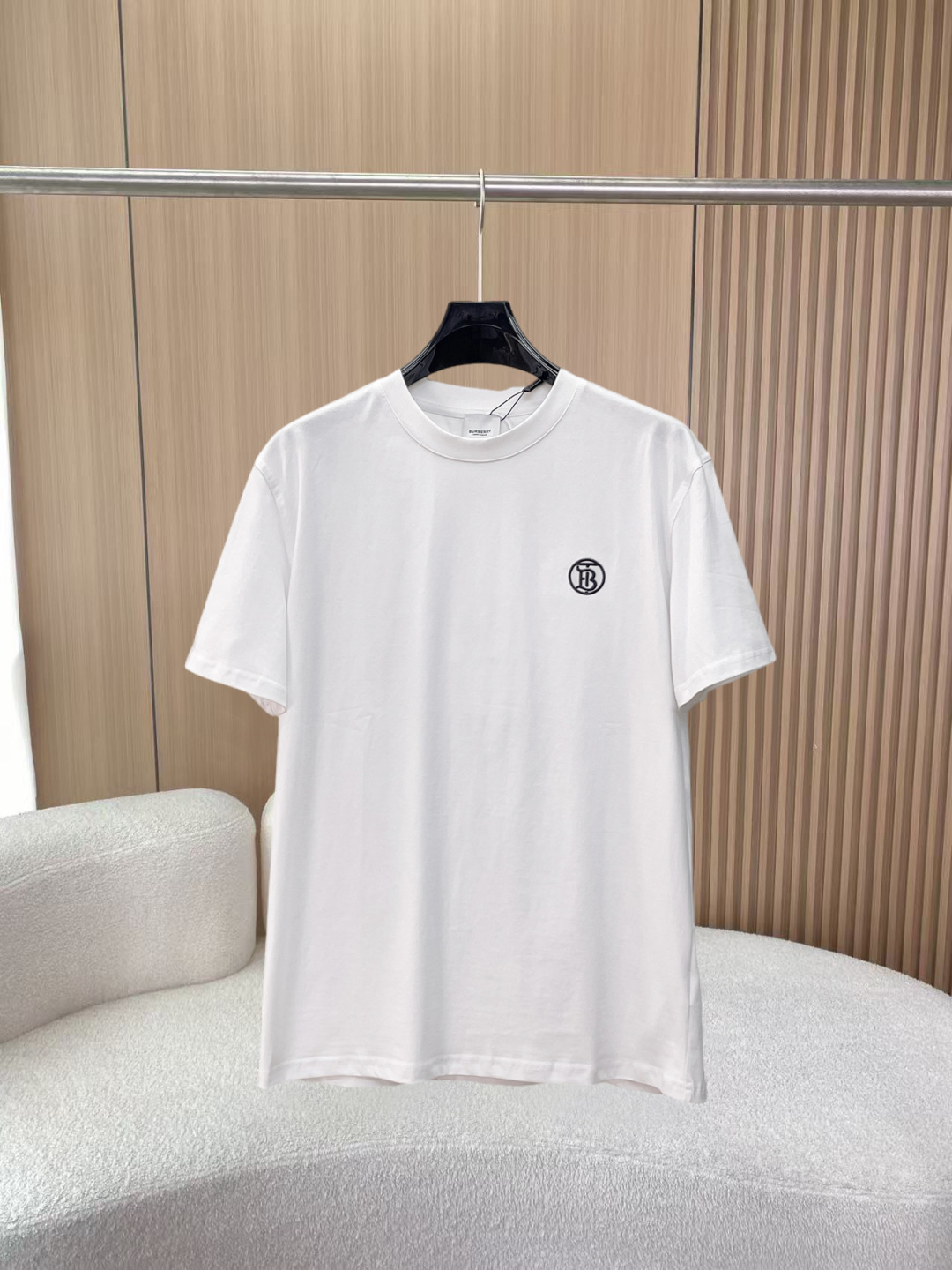 NO:855921,BURBERRY Burberry's new short-sleeved T-shirt, complete with three labels, original fabric, original customized accessories, official same style, made of 230 grams of special slippery double-ply fabric, customized, same vat dyed fabric, very comfortable and smooth to the touch, very wide and stylish, produced by a first-line brand factory, imported Behringer embroidery machine, embroidery is full and textured, collar ribs are woven with imported yarn, will not deform after long-term wear, latest spring and summer style, fashionable and personalized  Super versatile and good-looking. It is very suitable for both men and women. It is a must-have for everyone. Sizes S-XXL, burberry, burberry, T-shirt,19860909BURBERRY 巴宝莉 新款短袖T桖衫 三标齐全 原版面料 原版订制辅料 官方同款 采用230克特滑双股面料,定制 同缸染面料 手感非常舒服爽滑 版型挺阔有型 一线品牌代工厂出品 进口百灵达刺绣机器 刺绣饱满有质感 衣领罗纹采用进口纱线织造 久穿不变形 春夏最新款式 时尚又个性 超级百搭好看的一款 男女都非常合适 人手必备款 尺码S-XXL,,burberry,burberry,T-shirt,,Men's clothing