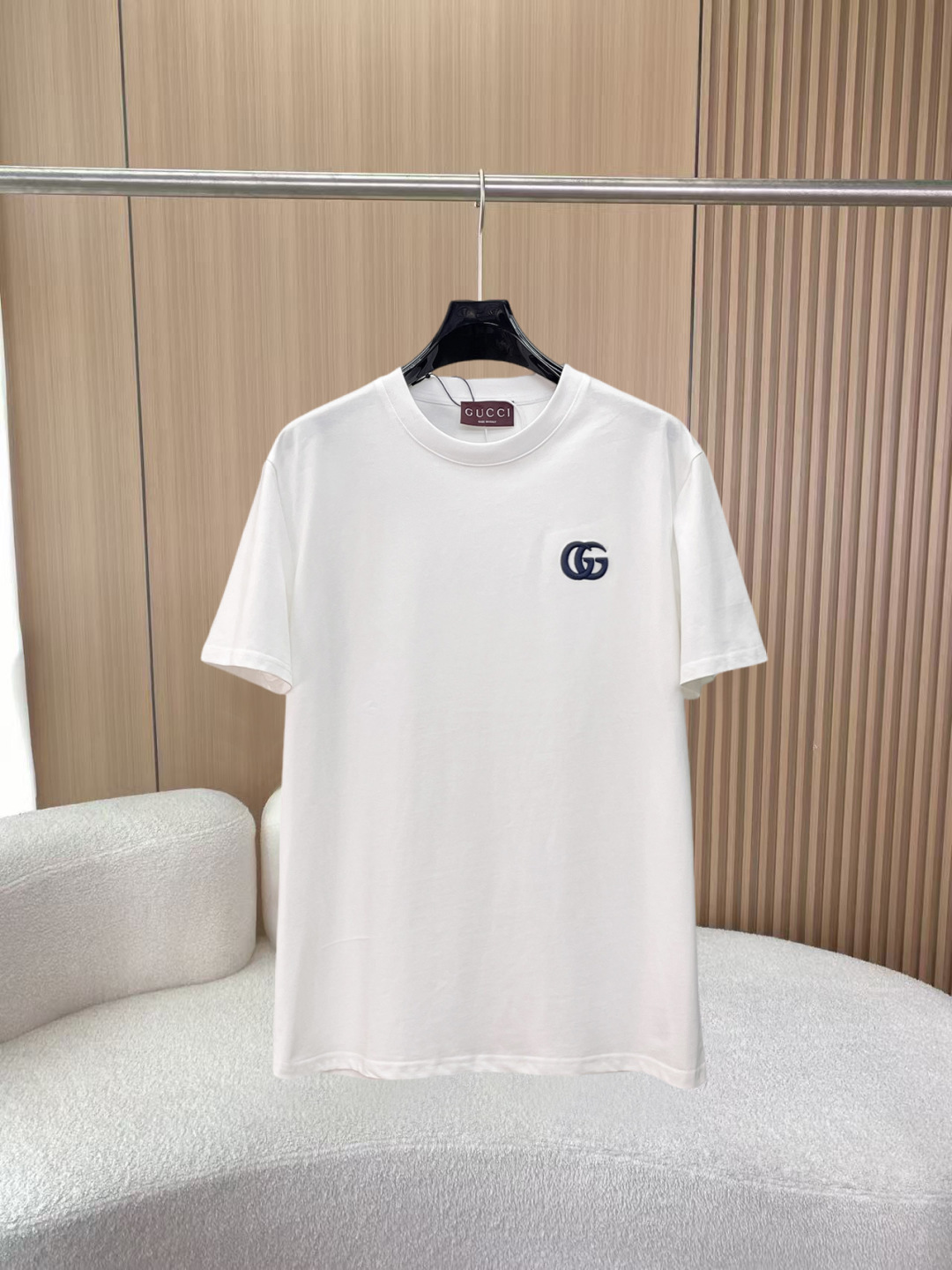 NO:855932,Gucci's new short-sleeved T-shirt, complete with three labels, original fabric, original customized accessories, official same style, made of 32S 260g compact fabric, customized same vat dyed fabric, feels very comfortable and smooth, very wide and stylish, produced by a first-line brand factory, the collar rib is woven with imported yarn, will not deform after long-term wear, the latest spring and summer style, fashionable and personalized, super versatile and good-looking, very suitable for both men and women, a must-have item for everyone  Size S-XXL,,gucci,T-shirt,19860909古驰 新款短袖T桖衫 三标齐全 原版面料 原版订制辅料 官方同款 采用32S 260克紧密面料,定制 同缸染面料 手感非常舒服爽滑 版型挺阔有型 一线品牌代工厂出品 衣领罗纹采用进口纱线织造 久穿不变形 春夏最新款式 时尚又个性 超级百搭好看的一款 男女都非常合适 人手必备款 尺码S-XXL,,gucci,T-shirt,,Men's clothing