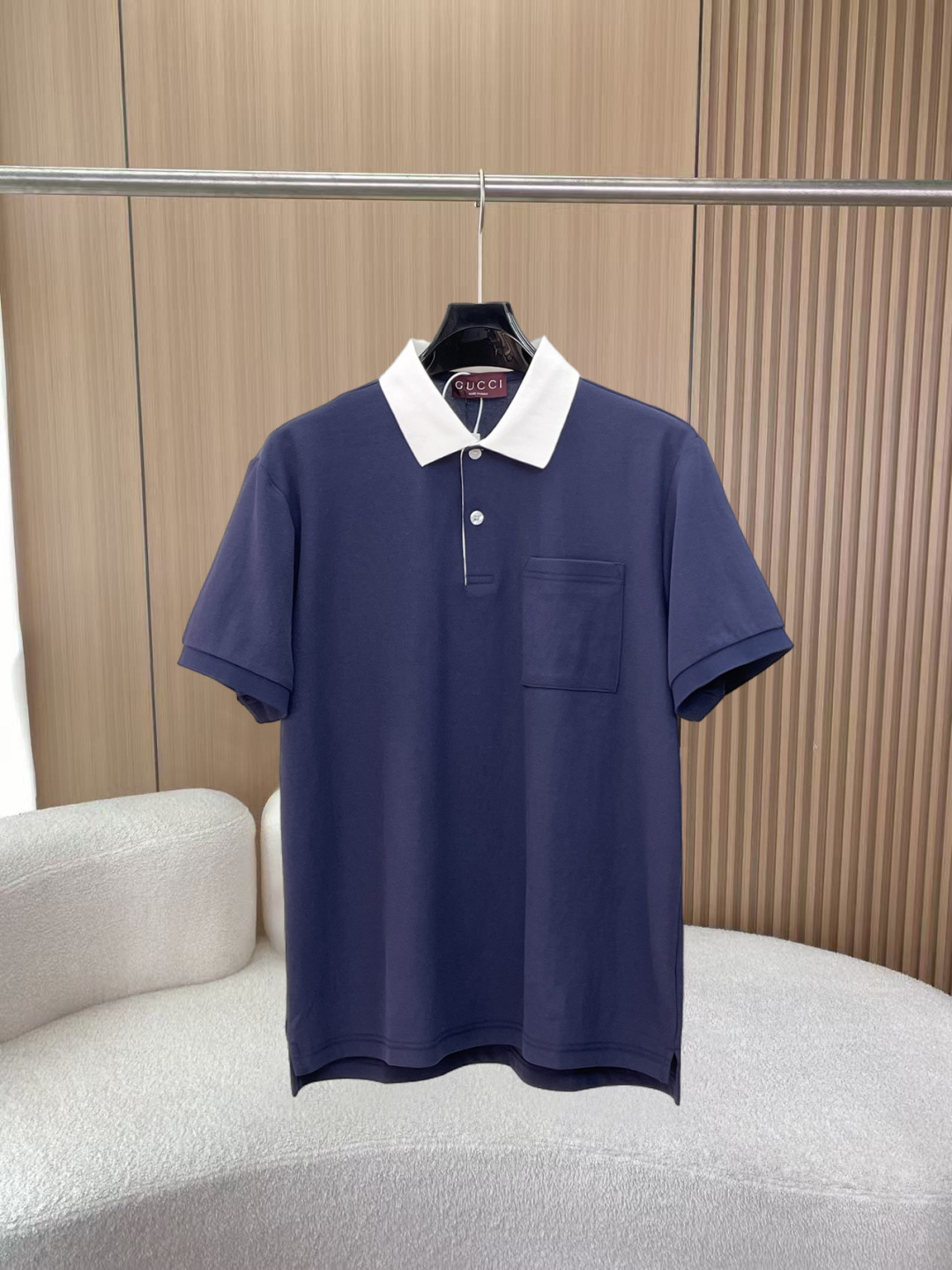 NO:855942,Gucci's new Polo shirt, complete with three labels, original fabric, original custom-made accessories, official same style, made of 210 grams of pure cotton pique fabric, custom-made in the same vat, feels very comfortable and smooth, very wide and stylish, produced by a first-line brand factory. The collar rib is woven with imported yarn and will not deform after long-term wear. The latest style for spring and summer, fashionable and individual, super versatile and good-looking, very suitable for both men and women, a must-have item for everyone.  Size S-XXL,,gucci,19860909古驰 新款Polo衫 三标齐全 原版面料 原版订制辅料 官方同款 采用210克纯棉珠地面料,定制 同缸染面料 手感非常舒服爽滑 版型挺阔有型 一线品牌代工厂出品 衣领袖口罗纹采用进口纱线织造 久穿不变形 春夏最新款式 时尚又个性 超级百搭好看的一款 男女都非常合适 人手必备款 尺码S-XXL,,gucci,,Men's clothing