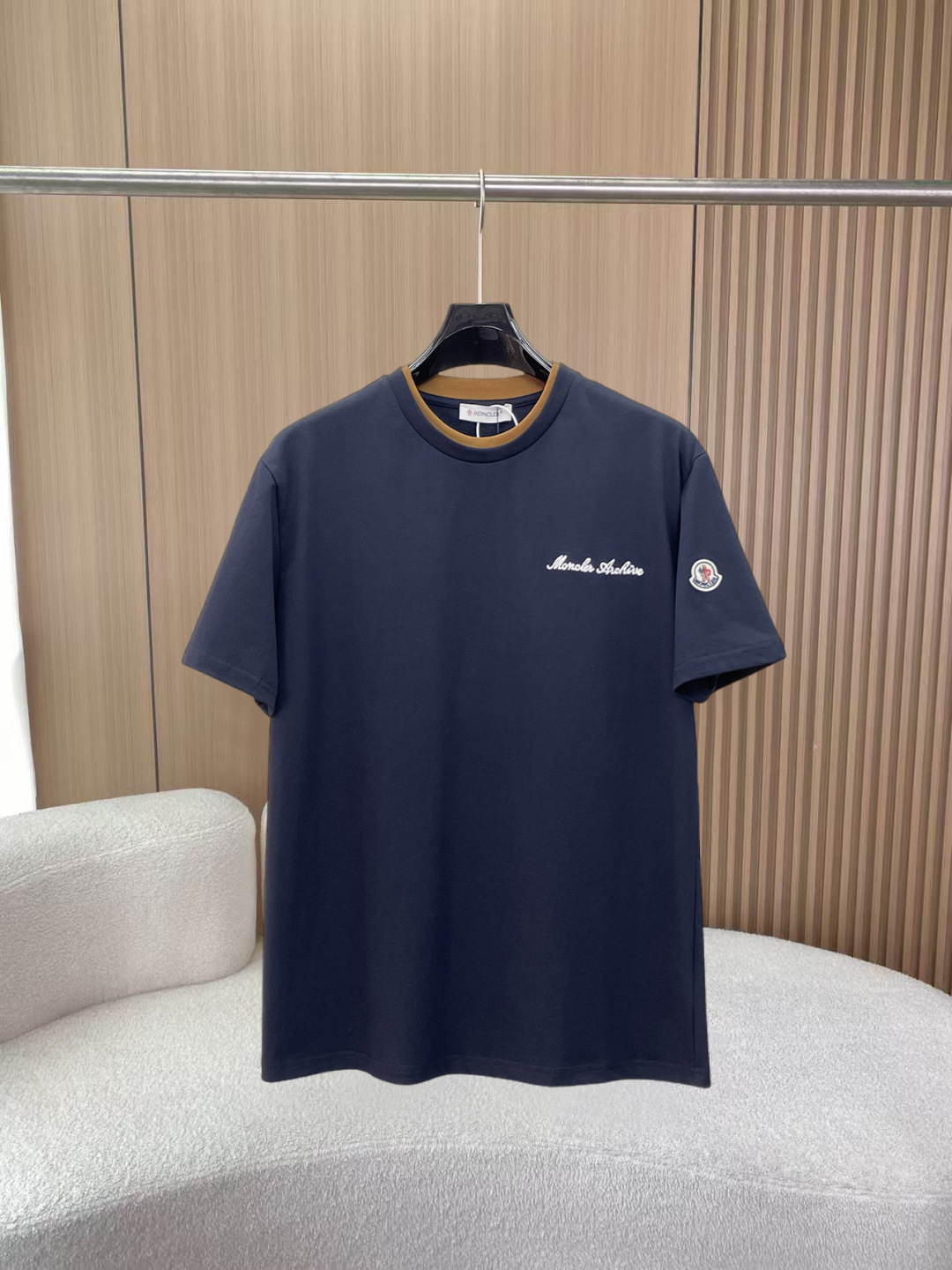 NO:855852,Covered mouth New short-sleeved T-shirt Complete with three labels Original fabric Original customized accessories Official same style Made of 32S 260g compact fabric, customized same-tank dyed fabric Very comfortable and smooth to the touch Very wide and stylish Produced by a first-line brand factory Collar ribs are woven with imported yarns Will not deform after long-term wear The latest style for spring and summer Fashionable and individual Super versatile and good-looking one Very suitable for both men and women A must-have item for everyone  Size S-XXL,,Moncler,T-shirt,19860909蒙口 新款短袖T桖衫 三标齐全 原版面料 原版订制辅料 官方同款 采用32S 260克紧密面料,定制 同缸染面料 手感非常舒服爽滑 版型挺阔有型 一线品牌代工厂出品 衣领罗纹采用进口纱线织造 久穿不变形 春夏最新款式 时尚又个性 超级百搭好看的一款 男女都非常合适 人手必备款 尺码S-XXL,,Moncler,T-shirt,,Men's clothing