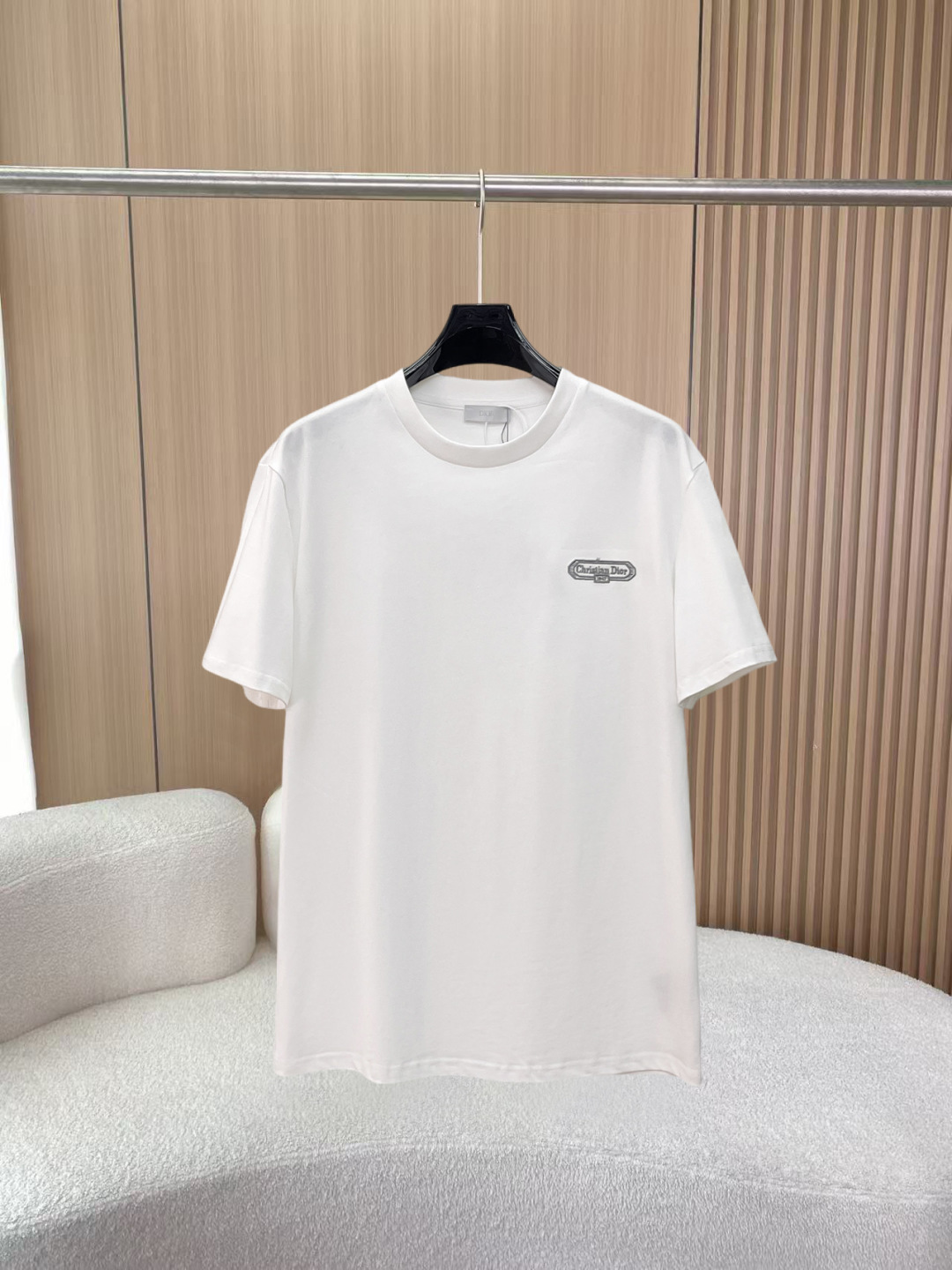 NO:855861,Dior's new short-sleeved T-shirt, complete with three labels, original fabric, original customized accessories, official same style, made of 32S 260g compact fabric, custom-made same vat dyed fabric, feels very comfortable and smooth, very wide and stylish, produced by a first-line brand factory, the collar rib is woven with imported yarn, will not deform after long-term wear, the latest spring and summer style, fashionable and individual, super versatile and good-looking, very suitable for both men and women, a must-have item for everyone  Size S-XXL,,dior,T-shirt,19860909迪奥 新款短袖T桖衫 三标齐全 原版面料 原版订制辅料 官方同款 采用32S 260克紧密面料,定制 同缸染面料 手感非常舒服爽滑 版型挺阔有型 一线品牌代工厂出品 衣领罗纹采用进口纱线织造 久穿不变形 春夏最新款式 时尚又个性 超级百搭好看的一款 男女都非常合适 人手必备款 尺码S-XXL,,dior,T-shirt,,Men's clothing