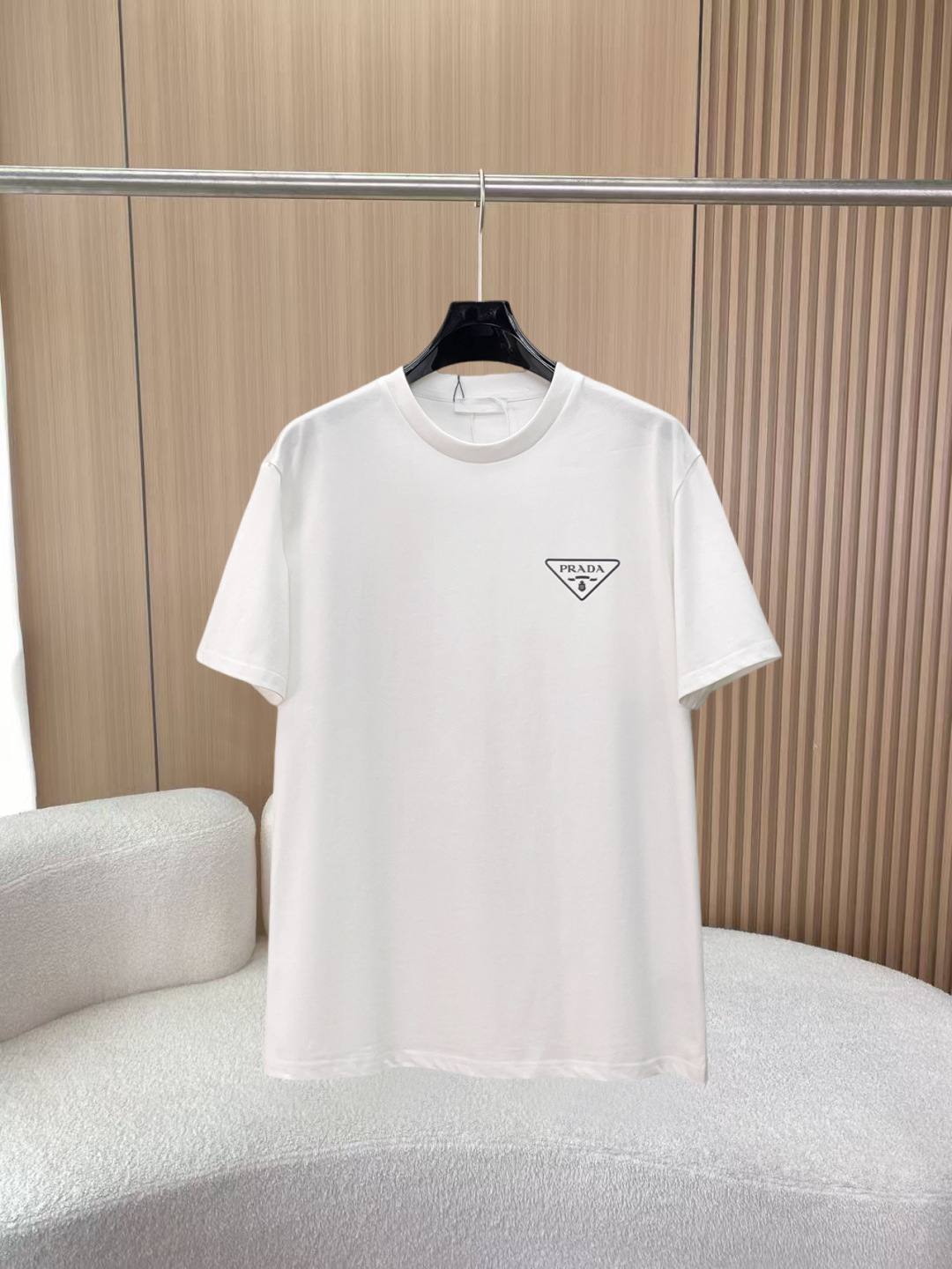 NO:855870,Prada's new short-sleeved T-shirt, complete with three labels, original fabric, original customized accessories, official same style, made of 32S 260g compact fabric, customized same vat dyed fabric, feels very comfortable and smooth, very wide and stylish, produced by a first-line brand factory, the collar rib is woven with imported yarn, will not deform after long-term wear, the latest spring and summer style, fashionable and personalized, super versatile and good-looking, very suitable for both men and women, a must-have item for everyone  Size S-XXL,,prada,T-shirt,19860909普拉达 新款短袖T桖衫 三标齐全 原版面料 原版订制辅料 官方同款 采用32S 260克紧密面料,定制 同缸染面料 手感非常舒服爽滑 版型挺阔有型 一线品牌代工厂出品 衣领罗纹采用进口纱线织造 久穿不变形 春夏最新款式 时尚又个性 超级百搭好看的一款 男女都非常合适 人手必备款 尺码S-XXL,,prada,T-shirt,,Men's clothing