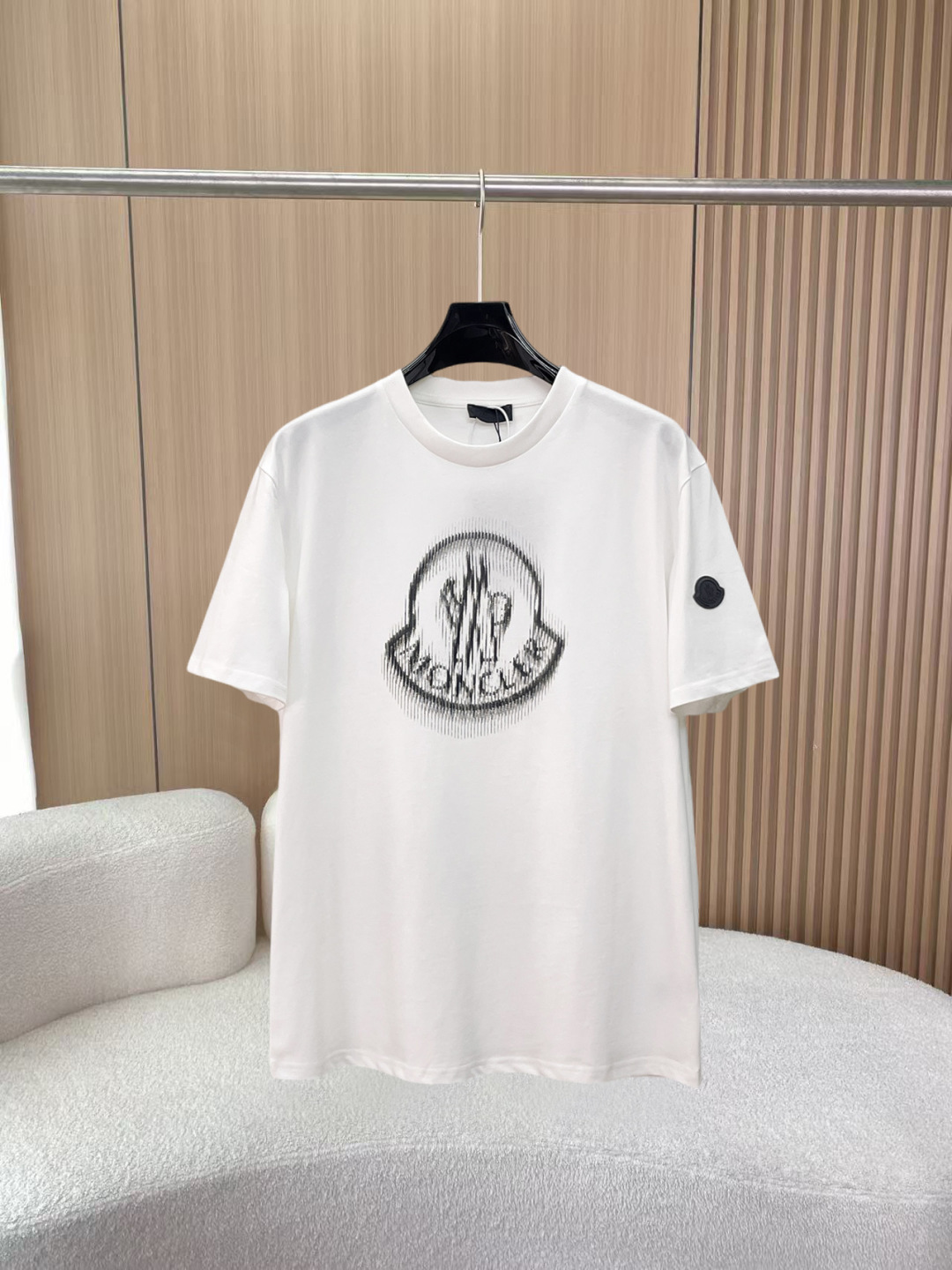 NO:855878,Covered mouth New short-sleeved T-shirt Complete with three labels Original fabric Original customized accessories Official same style Made of 32S 260g compact fabric, customized same-tank dyed fabric Very comfortable and smooth to the touch Very wide and stylish Produced by a first-line brand factory Collar ribs are woven with imported yarns Will not deform after long-term wear The latest style for spring and summer Fashionable and individual Super versatile and good-looking one Very suitable for both men and women A must-have item for everyone  Size S-XXL,,Moncler,T-shirt,19860909蒙口 新款短袖T桖衫 三标齐全 原版面料 原版订制辅料 官方同款 采用32S 260克紧密面料,定制 同缸染面料 手感非常舒服爽滑 版型挺阔有型 一线品牌代工厂出品 衣领罗纹采用进口纱线织造 久穿不变形 春夏最新款式 时尚又个性 超级百搭好看的一款 男女都非常合适 人手必备款 尺码S-XXL,,Moncler,T-shirt,,Men's clothing