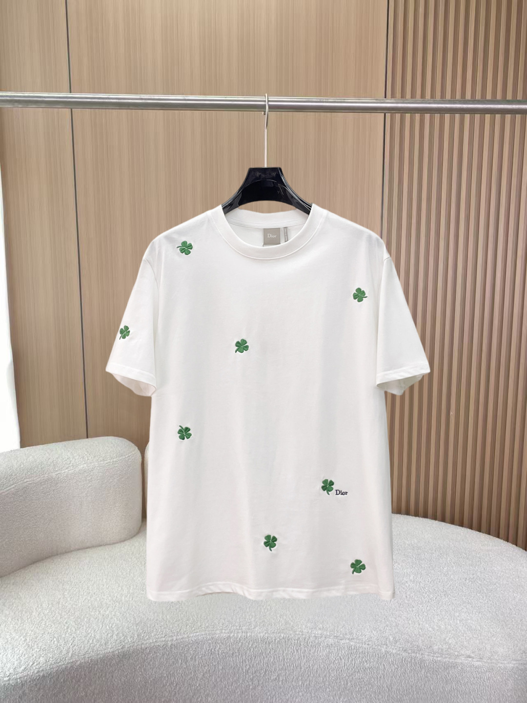 NO:855889,Dior's new short-sleeved T-shirt, complete with three labels, original fabric, original customized accessories, official same style, made of 32S 260g compact fabric, custom-made same vat dyed fabric, feels very comfortable and smooth, very wide and stylish, produced by a first-line brand factory, the collar rib is woven with imported yarn, will not deform after long-term wear, the latest spring and summer style, fashionable and individual, super versatile and good-looking, very suitable for both men and women, a must-have item for everyone  Size S-XXL,,dior,T-shirt,19860909迪奥 新款短袖T桖衫 三标齐全 原版面料 原版订制辅料 官方同款 采用32S 260克紧密面料,定制 同缸染面料 手感非常舒服爽滑 版型挺阔有型 一线品牌代工厂出品 衣领罗纹采用进口纱线织造 久穿不变形 春夏最新款式 时尚又个性 超级百搭好看的一款 男女都非常合适 人手必备款 尺码S-XXL,,dior,T-shirt,,Men's clothing