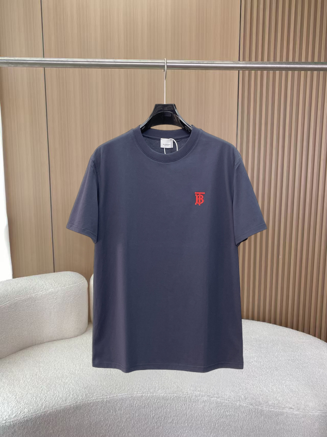 NO:855900,BURBERRY Burberry's new short-sleeved T-shirt, complete with three labels, original fabric, original custom-made accessories, official same style, made of 230 grams of special slippery double-ply fabric, customized in the same vat dyeing fabric, very comfortable and smooth to the touch, very wide and stylish, produced by a first-line brand factory, the collar rib is woven with imported yarn, will not deform after long-term wear, the latest spring and summer style, fashionable and personalized, super versatile and good-looking, very suitable for both men and women, a must-have item for everyone  Size S-XXL,,burberry,burberry,T-shirt,19860909BURBERRY 巴宝莉 新款短袖T桖衫 三标齐全 原版面料 原版订制辅料 官方同款 采用230克特滑双股面料,定制 同缸染面料 手感非常舒服爽滑 版型挺阔有型 一线品牌代工厂出品 衣领罗纹采用进口纱线织造 久穿不变形 春夏最新款式 时尚又个性 超级百搭好看的一款 男女都非常合适 人手必备款 尺码S-XXL,,burberry,burberry,T-shirt,,Men's clothing
