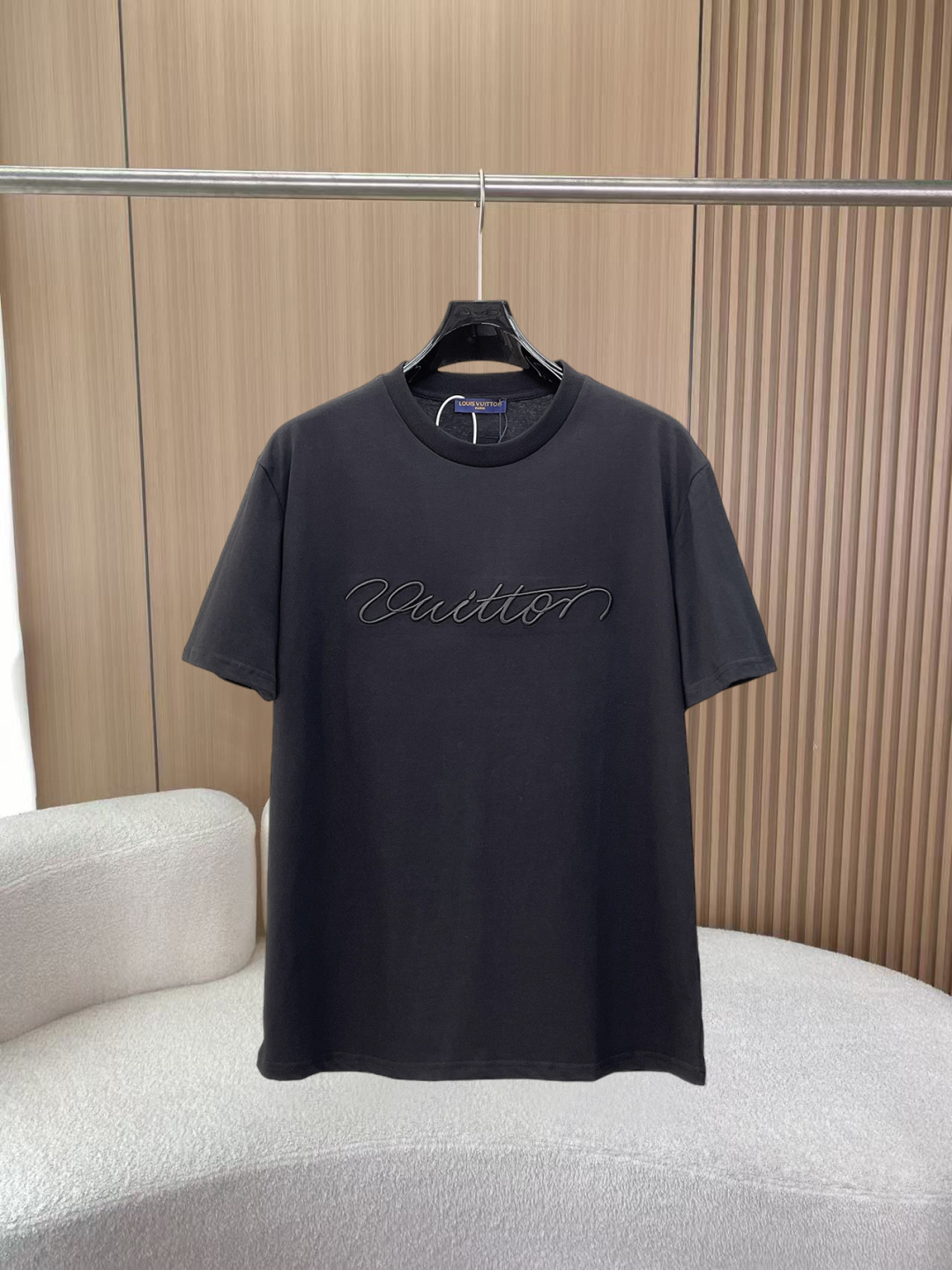 NO:855910,LV's new short-sleeved T-shirt, complete with three labels, original fabric, original customized accessories, official same style, made of 32S 260g compact fabric, customized same vat dyed fabric, feels very comfortable and smooth, very wide and stylish, produced by a first-line brand factory, the collar rib is woven with imported yarn, will not deform after long-term wear, the latest spring and summer style, fashionable and personalized, super versatile and good-looking, very suitable for both men and women, a must-have item for everyone  Size S-XXL,,louis vuitton,T-shirt,19860909LV 新款短袖T桖衫 三标齐全 原版面料 原版订制辅料 官方同款 采用32S 260克紧密面料,定制 同缸染面料 手感非常舒服爽滑 版型挺阔有型 一线品牌代工厂出品 衣领罗纹采用进口纱线织造 久穿不变形 春夏最新款式 时尚又个性 超级百搭好看的一款 男女都非常合适 人手必备款 尺码S-XXL,,louis vuitton,T-shirt,,Men's clothing