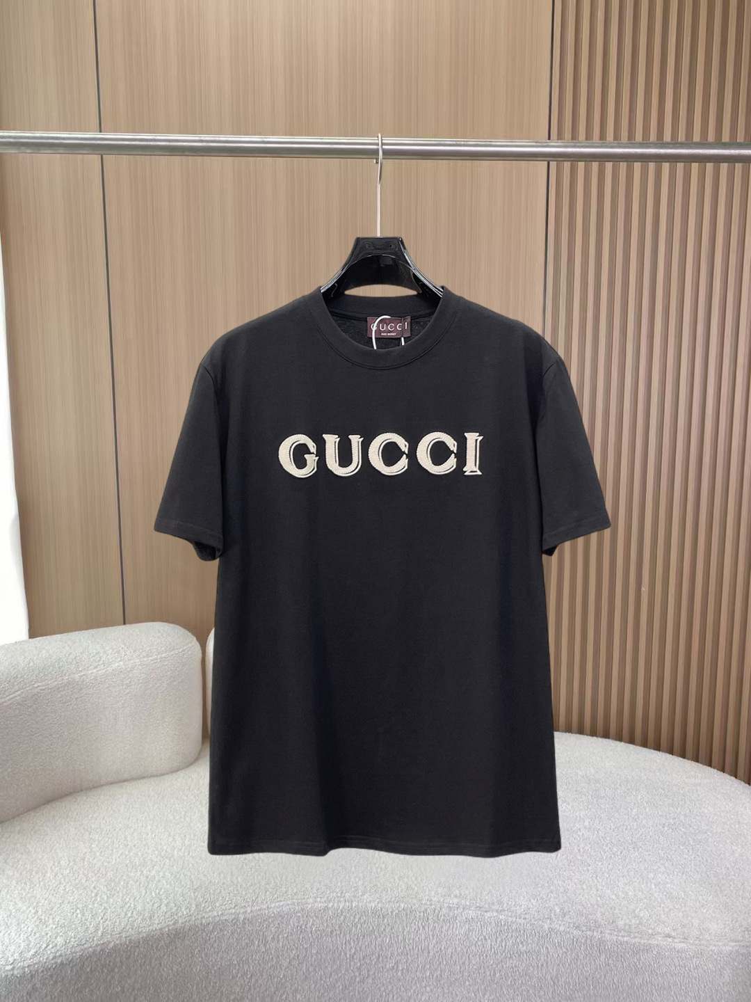 NO:855931,Gucci's new short-sleeved T-shirt, complete with three labels, original fabric, original customized accessories, official same style, made of 32S 260g compact fabric, customized same vat dyed fabric, feels very comfortable and smooth, very wide and stylish, produced by a first-line brand factory, the collar rib is woven with imported yarn, will not deform after long-term wear, the latest spring and summer style, fashionable and personalized, super versatile and good-looking, very suitable for both men and women, a must-have item for everyone  Size S-XXL,,gucci,T-shirt,19860909古驰 新款短袖T桖衫 三标齐全 原版面料 原版订制辅料 官方同款 采用32S 260克紧密面料,定制 同缸染面料 手感非常舒服爽滑 版型挺阔有型 一线品牌代工厂出品 衣领罗纹采用进口纱线织造 久穿不变形 春夏最新款式 时尚又个性 超级百搭好看的一款 男女都非常合适 人手必备款 尺码S-XXL,,gucci,T-shirt,,Men's clothing
