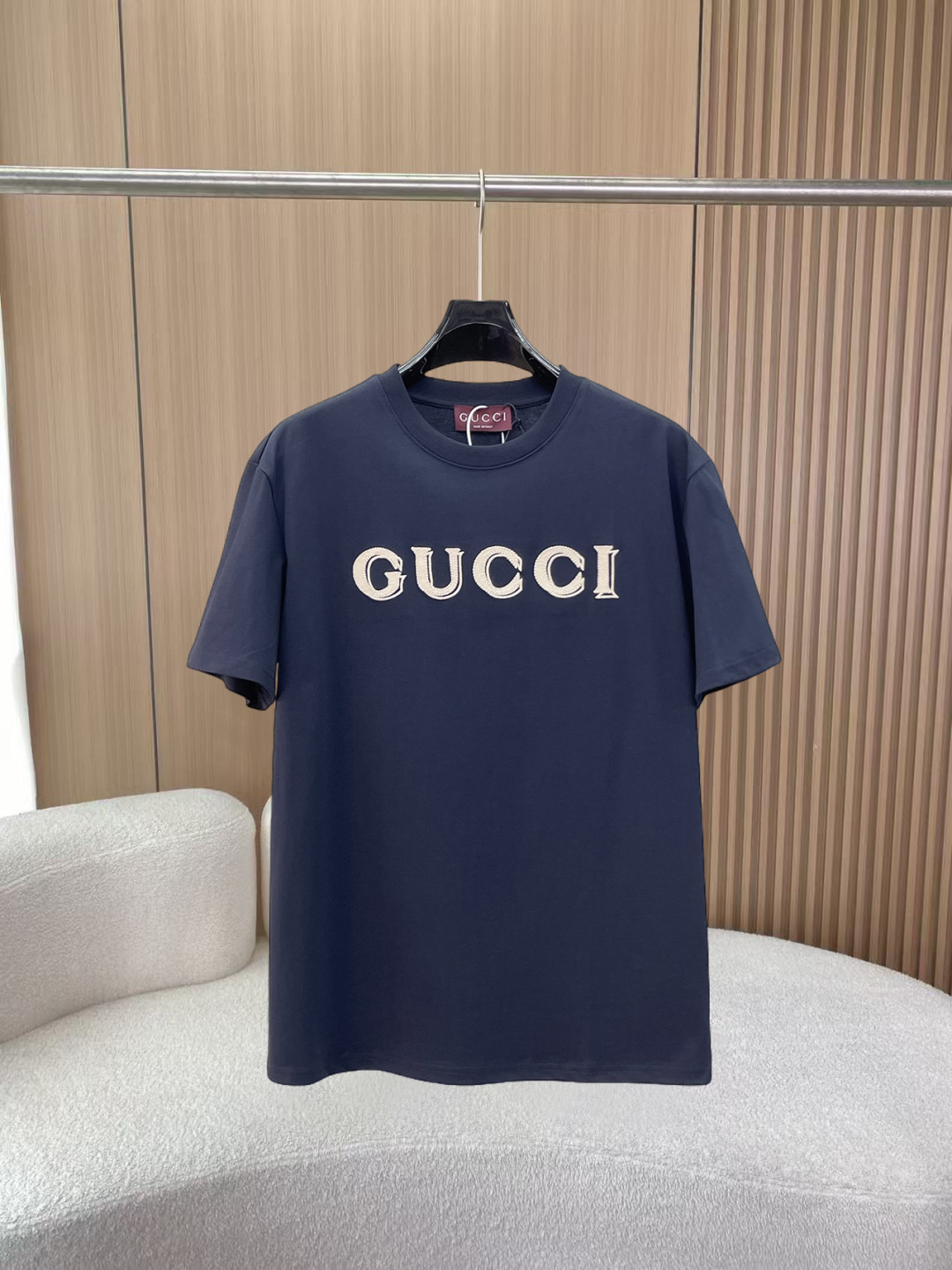 NO:855941,Gucci's new short-sleeved T-shirt, complete with three labels, original fabric, original customized accessories, official same style, made of 32S 260g compact fabric, customized same vat dyed fabric, feels very comfortable and smooth, very wide and stylish, produced by a first-line brand factory, the collar rib is woven with imported yarn, will not deform after long-term wear, the latest spring and summer style, fashionable and personalized, super versatile and good-looking, very suitable for both men and women, a must-have item for everyone  Size S-XXL,,gucci,T-shirt,19860909古驰 新款短袖T桖衫 三标齐全 原版面料 原版订制辅料 官方同款 采用32S 260克紧密面料,定制 同缸染面料 手感非常舒服爽滑 版型挺阔有型 一线品牌代工厂出品 衣领罗纹采用进口纱线织造 久穿不变形 春夏最新款式 时尚又个性 超级百搭好看的一款 男女都非常合适 人手必备款 尺码S-XXL,,gucci,T-shirt,,Men's clothing