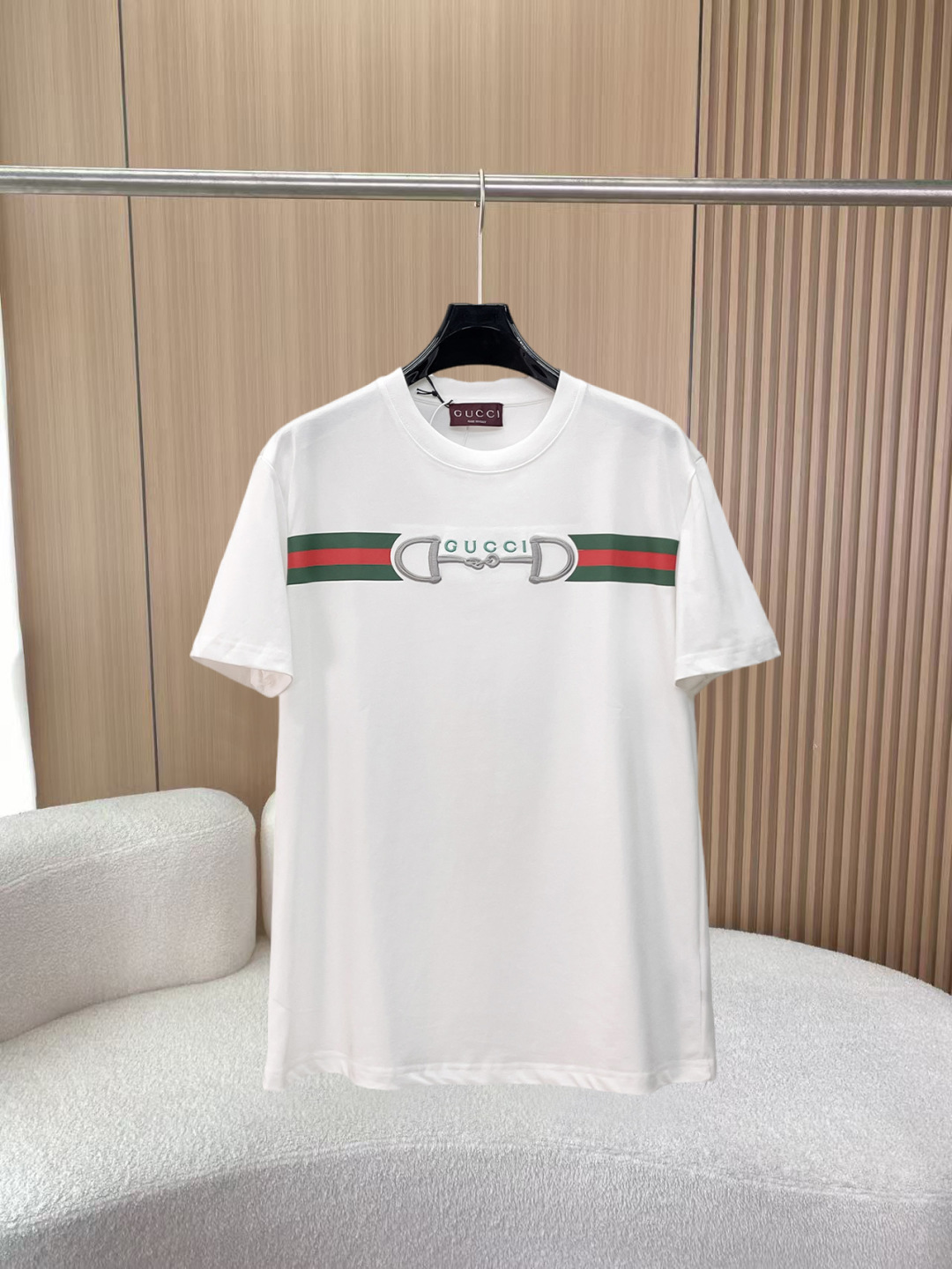 NO:855961,Gucci's new short-sleeved T-shirt, complete with three labels, original fabric, original customized accessories, official same style, made of 32S 260g compact fabric, customized same vat dyed fabric, feels very comfortable and smooth, very wide and stylish, produced by a first-line brand factory, the collar rib is woven with imported yarn, will not deform after long-term wear, the latest spring and summer style, fashionable and personalized, super versatile and good-looking, very suitable for both men and women, a must-have item for everyone  Size S-XXL,,gucci,T-shirt,19860909古驰 新款短袖T桖衫 三标齐全 原版面料 原版订制辅料 官方同款 采用32S 260克紧密面料,定制 同缸染面料 手感非常舒服爽滑 版型挺阔有型 一线品牌代工厂出品 衣领罗纹采用进口纱线织造 久穿不变形 春夏最新款式 时尚又个性 超级百搭好看的一款 男女都非常合适 人手必备款 尺码S-XXL,,gucci,T-shirt,,Men's clothing