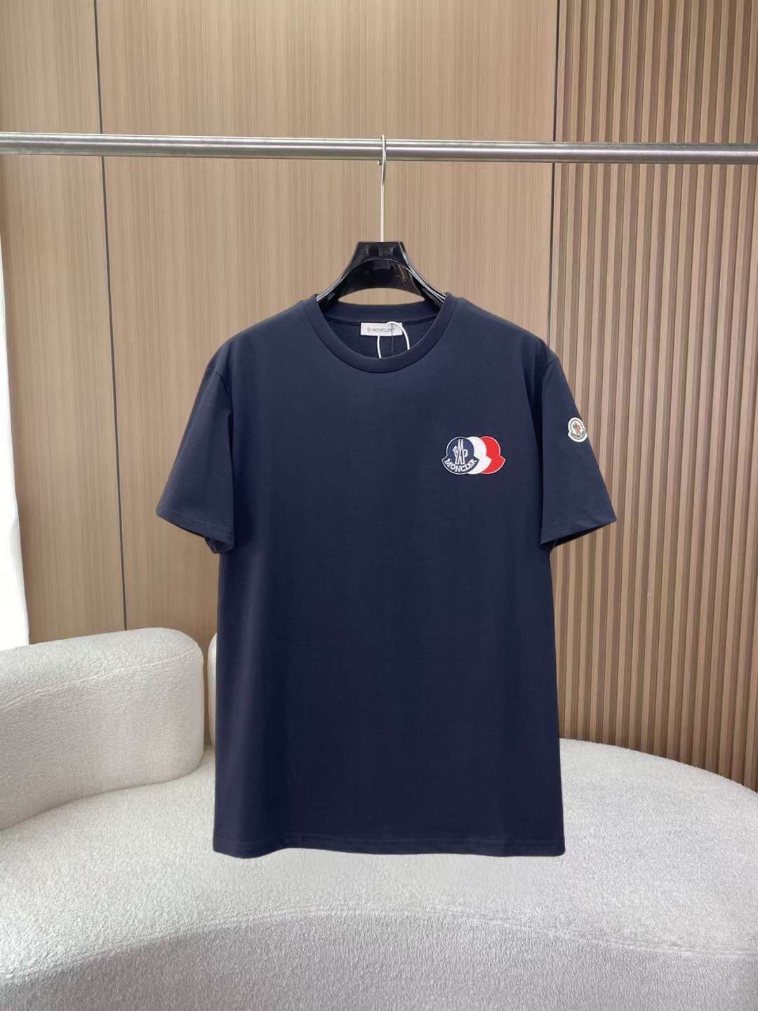 NO:855971,Covered mouth New short-sleeved T-shirt Complete with three labels Original fabric Original customized accessories Official same style Made of 32S 260g compact fabric, customized same-tank dyed fabric Very comfortable and smooth to the touch Very wide and stylish Produced by a first-line brand factory Collar ribs are woven with imported yarns Will not deform after long-term wear The latest style for spring and summer Fashionable and individual Super versatile and good-looking one Very suitable for both men and women A must-have item for everyone  Size S-XXL,,Moncler,T-shirt,19860909蒙口 新款短袖T桖衫 三标齐全 原版面料 原版订制辅料 官方同款 采用32S 260克紧密面料,定制 同缸染面料 手感非常舒服爽滑 版型挺阔有型 一线品牌代工厂出品 衣领罗纹采用进口纱线织造 久穿不变形 春夏最新款式 时尚又个性 超级百搭好看的一款 男女都非常合适 人手必备款 尺码S-XXL,,Moncler,T-shirt,,Men's clothing