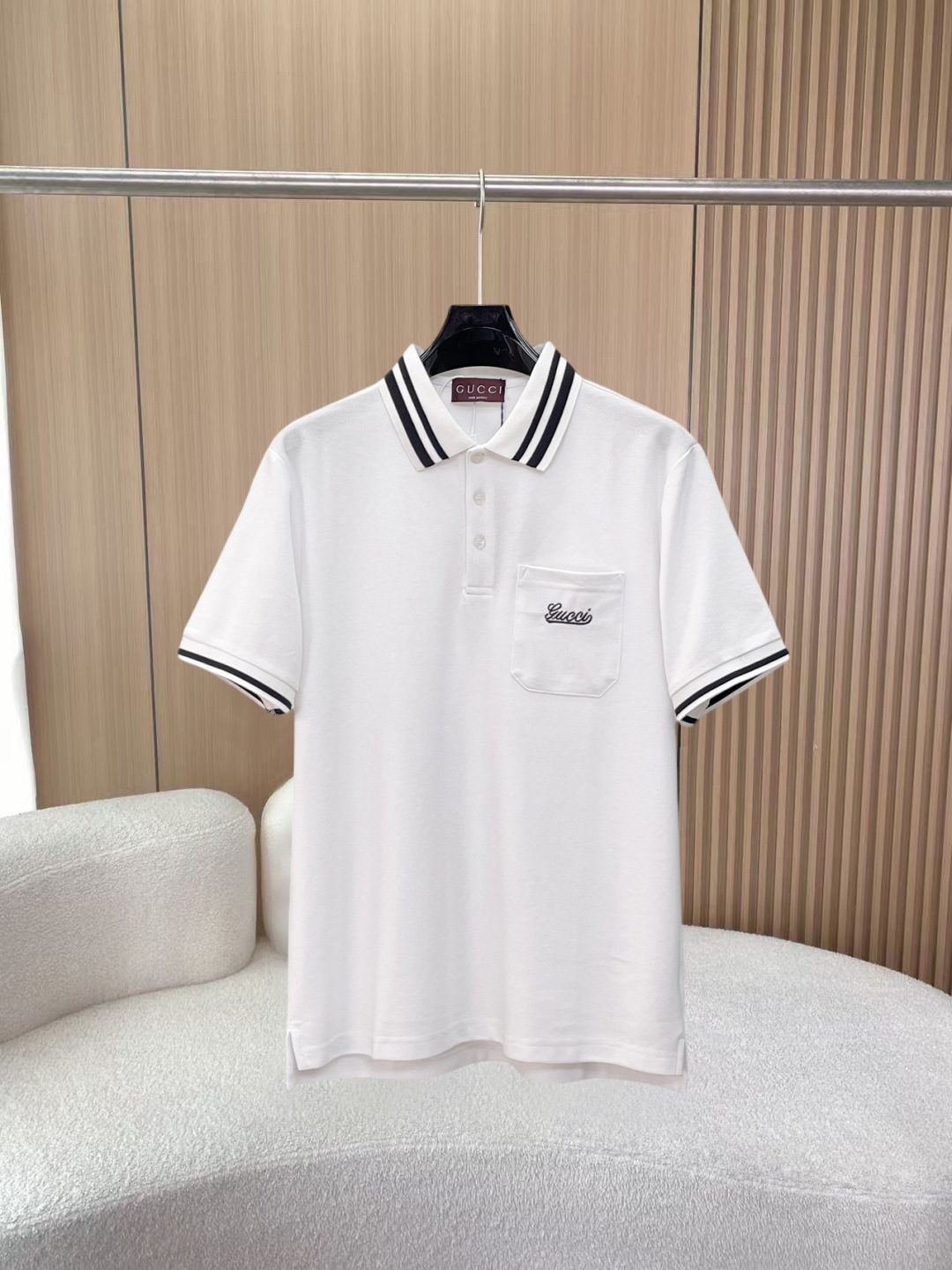 NO:855980,Gucci's new Polo shirt, complete with three labels, original fabric, original custom-made accessories, official same style, made of 210g pure cotton pique fabric, custom-made in the same vat, feels very comfortable and smooth, very wide and stylish, produced by a first-line brand factory, imported Behringer embroidery machine, embroidery is full and textured, collar and collar ribs are woven with imported yarn, will not deform after long-term wear, the latest style for spring and summer, fashionable and personalized, super versatile and good-looking  Very suitable for both men and women. A must-have item for everyone. Sizes S-XXL, gucci,19860909古驰 新款Polo衫 三标齐全 原版面料 原版订制辅料 官方同款 采用210克纯棉珠地面料,定制 同缸染面料 手感非常舒服爽滑 版型挺阔有型 一线品牌代工厂出品 进口百灵达刺绣机器 刺绣饱满有质感 衣领袖口罗纹采用进口纱线织造 久穿不变形 春夏最新款式 时尚又个性 超级百搭好看的一款 男女都非常合适 人手必备款 尺码S-XXL,,gucci,,Men's clothing