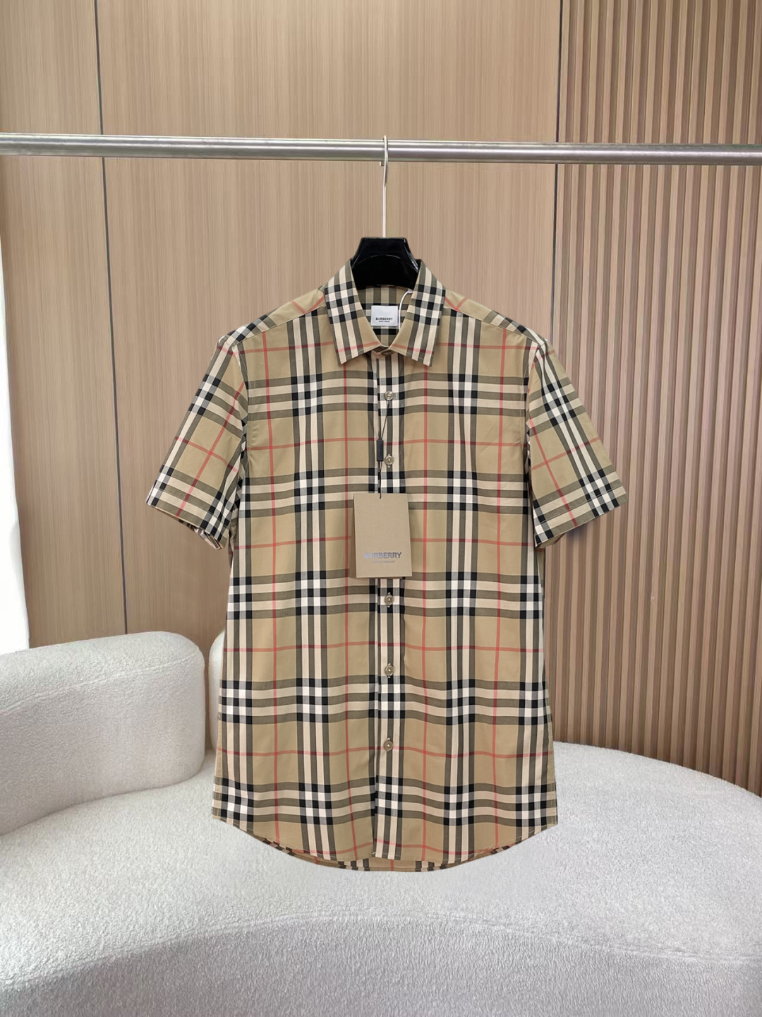 NO:855988,Burberry's new shirt, complete with three labels, original fabric, original customized accessories, official same style, made of pure cotton plaid fabric, custom-made, same vat dyed fabric, very comfortable and smooth to the touch, very wide and stylish, produced by a first-line brand factory, woven with imported yarn, long-wearing without deformation, the latest style for spring and summer, fashionable and personalized, super versatile and good-looking, very suitable for both men and women, a must-have style, size S-XXL,, burberry, shirts,19860909巴宝莉 新款衬衫 三标齐全 原版面料 原版订制辅料 官方同款 采用纯棉格纹面料,定制 同缸染面料 手感非常舒服爽滑 版型挺阔有型 一线品牌代工厂出品 采用进口纱线织造 久穿不变形 春夏最新款式 时尚又个性 超级百搭好看的一款 男女都非常合适 人手必备款 尺码S-XXL,,burberry,shirts,,Men's clothing
