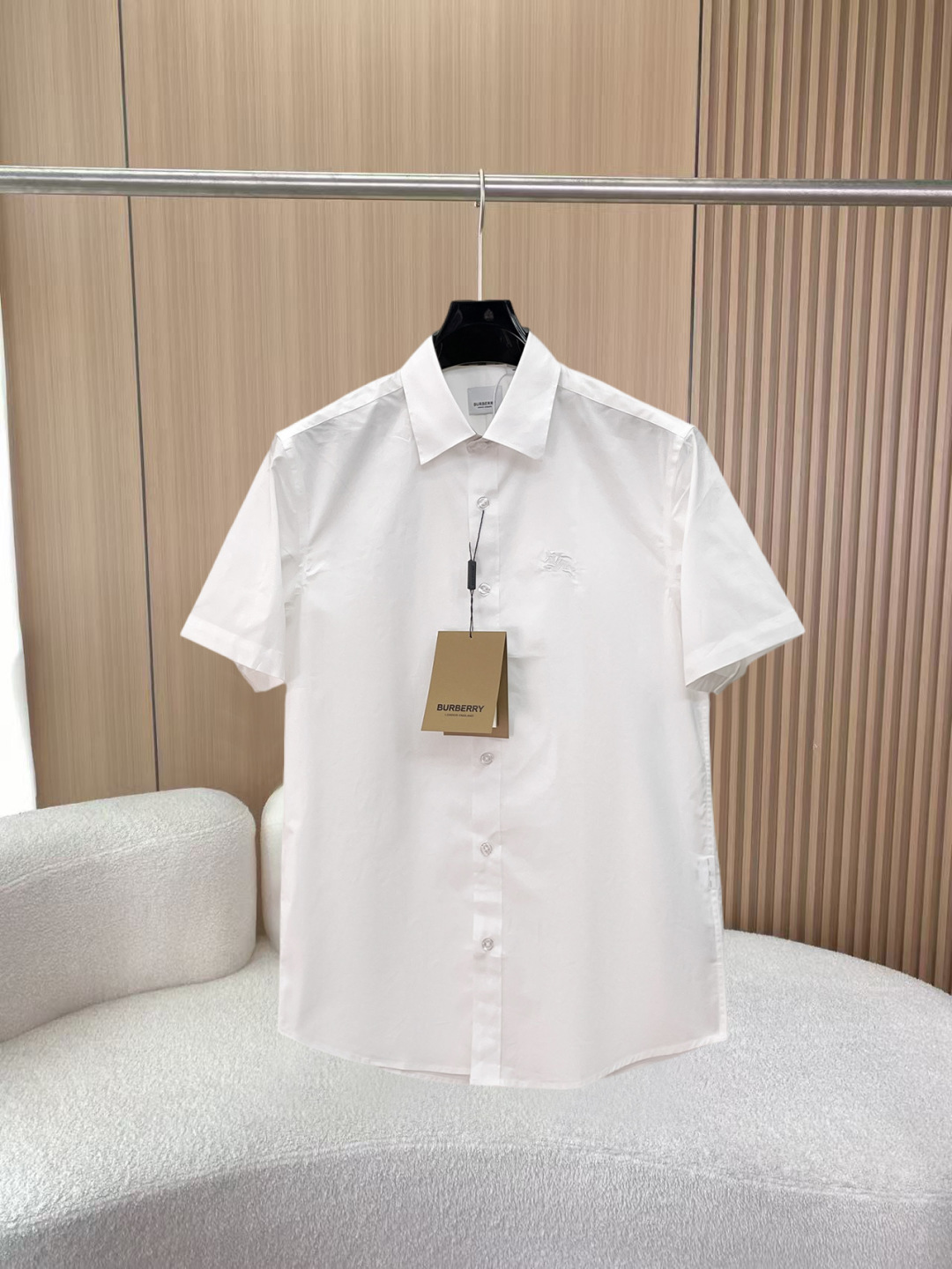 NO:855997,Burberry's new shirt, complete with three labels, original fabric, original customized accessories, official same style, made of pure cotton fabric, custom-made, same vat dyed fabric, very comfortable and smooth to the touch, very wide and stylish, produced by a first-line brand factory, made of imported yarn, will not deform after long-term wear, the latest style for spring and summer, fashionable and personalized, super versatile and good-looking, very suitable for both men and women, a must-have, size S-XXL,, burberry, shirts,19860909巴宝莉 新款衬衫 三标齐全 原版面料 原版订制辅料 官方同款 采用纯棉面料,定制 同缸染面料 手感非常舒服爽滑 版型挺阔有型 一线品牌代工厂出品 采用进口纱线织造 久穿不变形 春夏最新款式 时尚又个性 超级百搭好看的一款 男女都非常合适 人手必备款 尺码S-XXL,,burberry,shirts,,Men's clothing