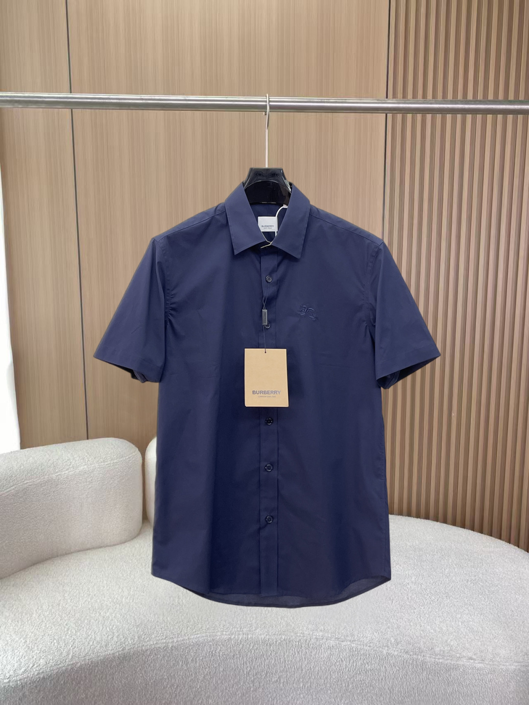 NO:856004,Burberry's new shirt, complete with three labels, original fabric, original customized accessories, official same style, made of pure cotton plaid fabric, custom-made, same vat dyed fabric, very comfortable and smooth to the touch, very wide and stylish, produced by a first-line brand factory, woven with imported yarn, long-wearing without deformation, the latest style for spring and summer, fashionable and personalized, super versatile and good-looking, very suitable for both men and women, a must-have style, size S-XXL,, burberry, shirts,19860909巴宝莉 新款衬衫 三标齐全 原版面料 原版订制辅料 官方同款 采用纯棉格纹面料,定制 同缸染面料 手感非常舒服爽滑 版型挺阔有型 一线品牌代工厂出品 采用进口纱线织造 久穿不变形 春夏最新款式 时尚又个性 超级百搭好看的一款 男女都非常合适 人手必备款 尺码S-XXL,,burberry,shirts,,Men's clothing