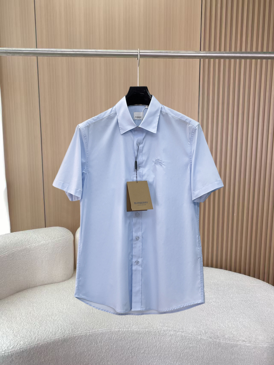 NO:856011,Burberry's new shirt, complete with three labels, original fabric, original customized accessories, official same style, made of pure cotton fabric, custom-made, same vat dyed fabric, very comfortable and smooth to the touch, very wide and stylish, produced by a first-line brand factory, made of imported yarn, will not deform after long-term wear, the latest style for spring and summer, fashionable and personalized, super versatile and good-looking, very suitable for both men and women, a must-have, size S-XXL,, burberry, shirts,19860909巴宝莉 新款衬衫 三标齐全 原版面料 原版订制辅料 官方同款 采用纯棉面料,定制 同缸染面料 手感非常舒服爽滑 版型挺阔有型 一线品牌代工厂出品 采用进口纱线织造 久穿不变形 春夏最新款式 时尚又个性 超级百搭好看的一款 男女都非常合适 人手必备款 尺码S-XXL,,burberry,shirts,,Men's clothing