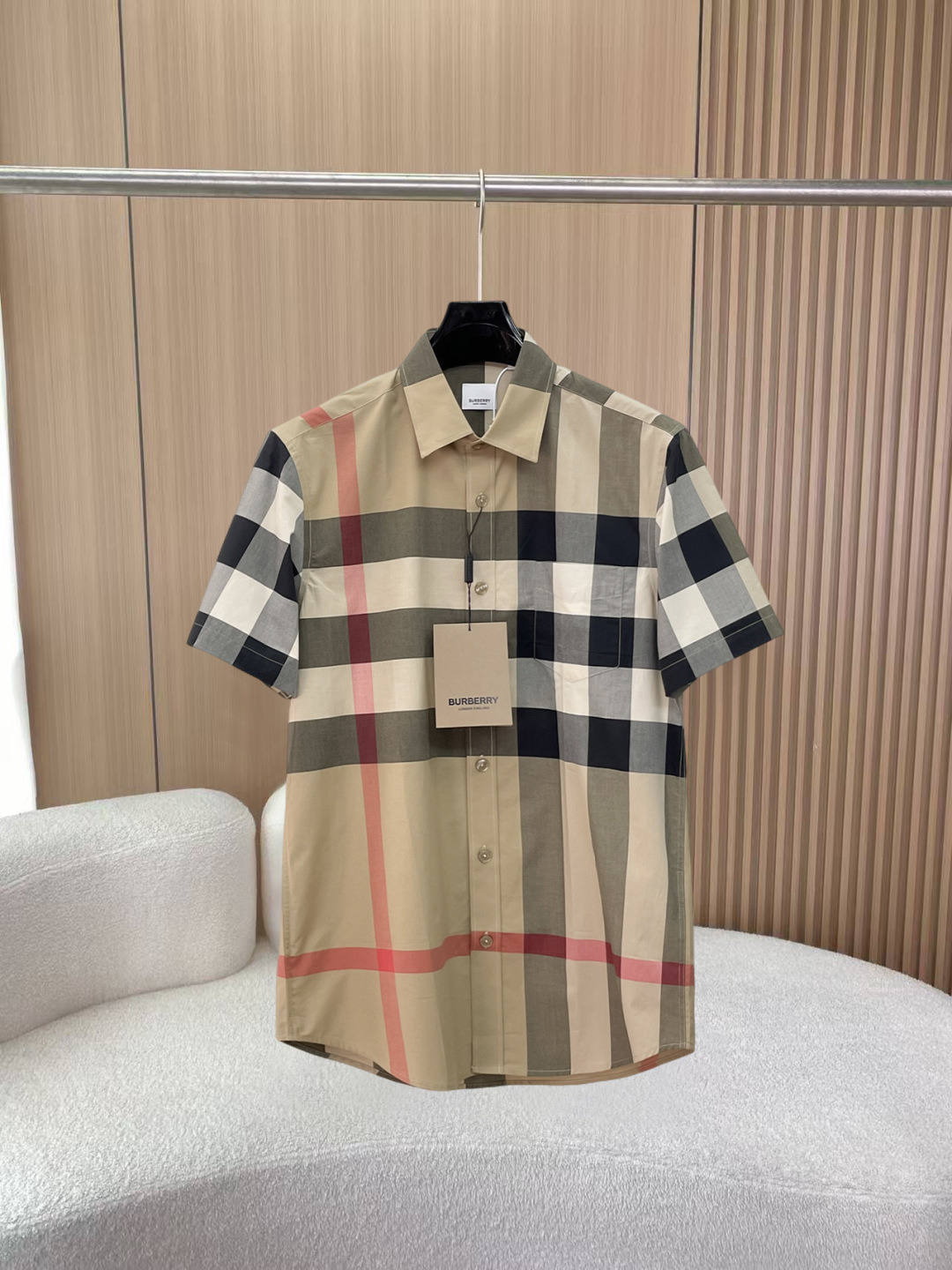 NO:856019,Burberry's new shirt, complete with three labels, original fabric, original customized accessories, official same style, made of pure cotton plaid fabric, custom-made, same vat dyed fabric, very comfortable and smooth to the touch, very wide and stylish, produced by a first-line brand factory, woven with imported yarn, long-wearing without deformation, the latest style for spring and summer, fashionable and personalized, super versatile and good-looking, very suitable for both men and women, a must-have style, size S-XXL,, burberry, shirts,19860909巴宝莉 新款衬衫 三标齐全 原版面料 原版订制辅料 官方同款 采用纯棉格纹面料,定制 同缸染面料 手感非常舒服爽滑 版型挺阔有型 一线品牌代工厂出品 采用进口纱线织造 久穿不变形 春夏最新款式 时尚又个性 超级百搭好看的一款 男女都非常合适 人手必备款 尺码S-XXL,,burberry,shirts,,Men's clothing