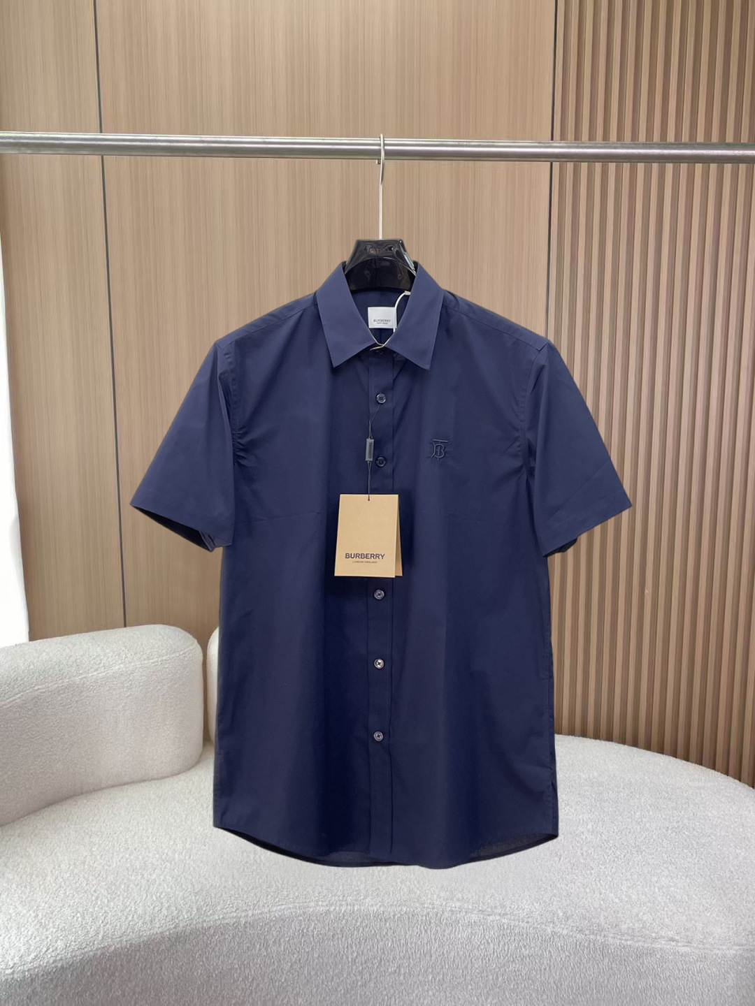 NO:856027,Burberry's new shirt, complete with three labels, original fabric, original customized accessories, official same style, made of pure cotton fabric, custom-made, same vat dyed fabric, very comfortable and smooth to the touch, very wide and stylish, produced by a first-line brand factory, made of imported yarn, will not deform after long-term wear, the latest style for spring and summer, fashionable and personalized, super versatile and good-looking, very suitable for both men and women, a must-have, size S-XXL,, burberry, shirts,19860909巴宝莉 新款衬衫 三标齐全 原版面料 原版订制辅料 官方同款 采用纯棉面料,定制 同缸染面料 手感非常舒服爽滑 版型挺阔有型 一线品牌代工厂出品 采用进口纱线织造 久穿不变形 春夏最新款式 时尚又个性 超级百搭好看的一款 男女都非常合适 人手必备款 尺码S-XXL,,burberry,shirts,,Men's clothing