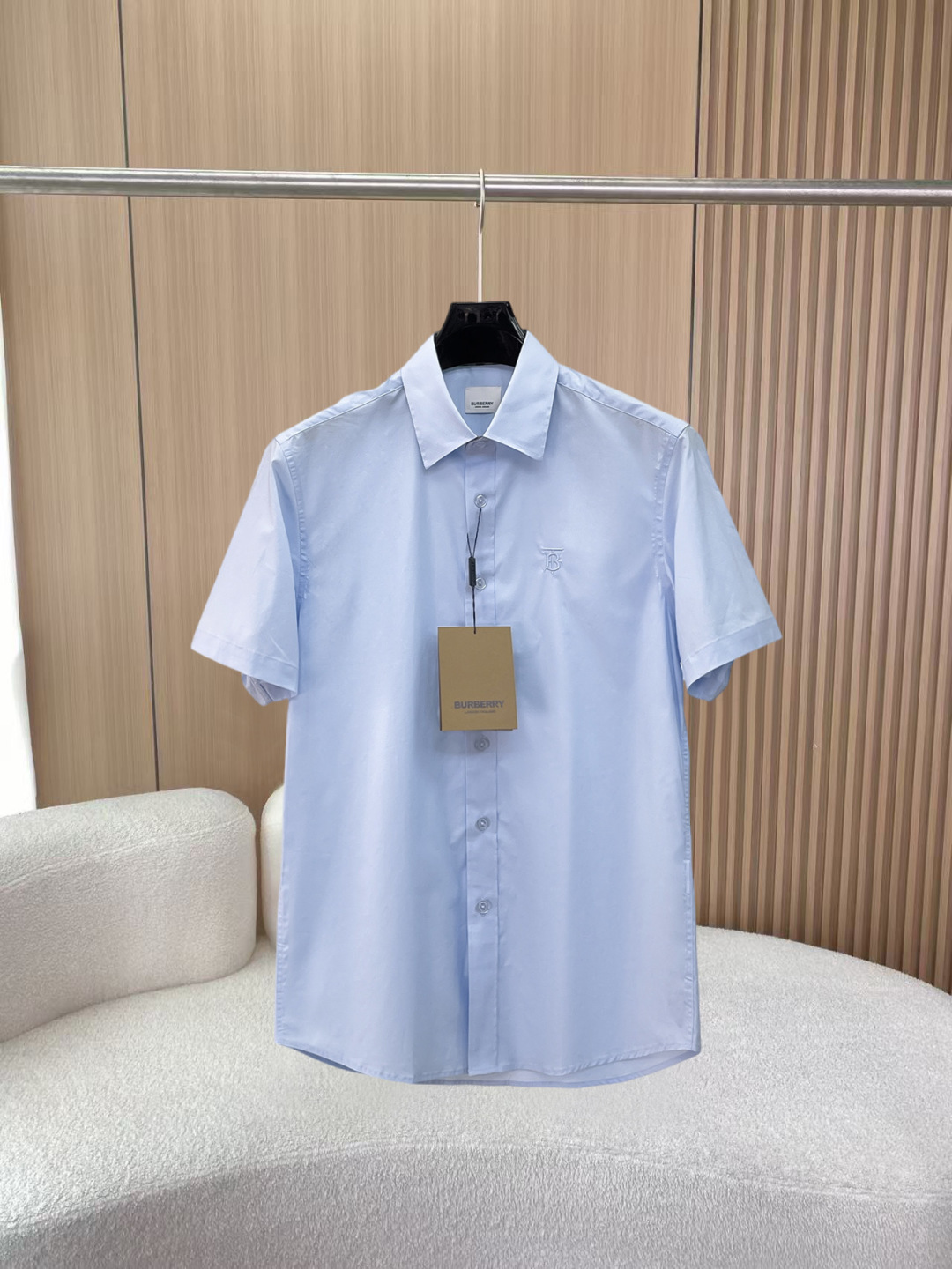 NO:855955,Burberry's new shirt, complete with three labels, original fabric, original customized accessories, official same style, made of pure cotton plaid fabric, custom-made, same vat dyed fabric, very comfortable and smooth to the touch, very wide and stylish, produced by a first-line brand factory, woven with imported yarn, long-wearing without deformation, the latest style for spring and summer, fashionable and personalized, super versatile and good-looking, very suitable for both men and women, a must-have style, size S-XXL,, burberry, shirts,19860909巴宝莉 新款衬衫 三标齐全 原版面料 原版订制辅料 官方同款 采用纯棉格纹面料,定制 同缸染面料 手感非常舒服爽滑 版型挺阔有型 一线品牌代工厂出品 采用进口纱线织造 久穿不变形 春夏最新款式 时尚又个性 超级百搭好看的一款 男女都非常合适 人手必备款 尺码S-XXL,,burberry,shirts,,Men's clothing