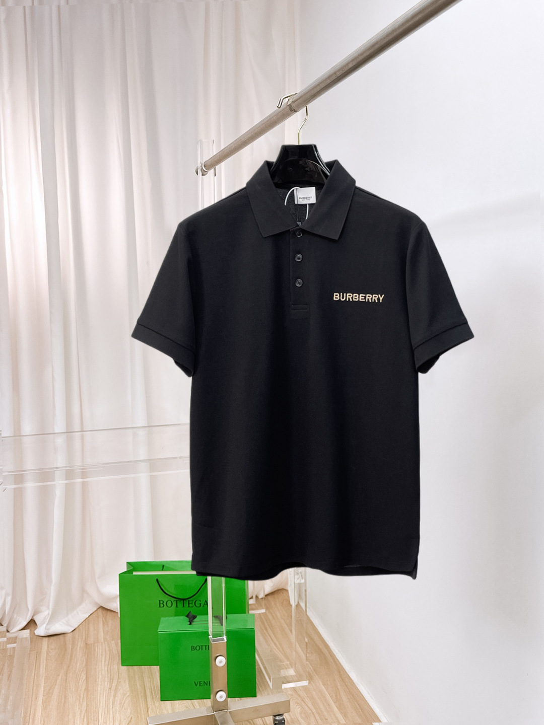 NO:860906,BURBERRY Burberry's new Polo shirt, complete with three labels, original fabric, original customized accessories, official same style, made of 210g pure cotton pique fabric, customized same vat dyed fabric, very comfortable and smooth to the touch, very wide and stylish, produced by a first-line brand factory, imported Behringer embroidery machine, embroidery is full and textured, imported Kangli direct-injection machine, printing is clear and textured, the ribs at the collar and mouth are woven with imported yarn, and will not deform after long-term wear  The latest style for spring and summer, fashionable and personalized, super versatile and good-looking, very suitable for both men and women, a must-have for everyone, sizes S-XXL,,burberry,burberry,19860909BURBERRY 巴宝莉 新款Polo衫 三标齐全 原版面料 原版订制辅料 官方同款 采用210克纯棉珠地面料,定制 同缸染面料 手感非常舒服爽滑 版型挺阔有型 一线品牌代工厂出品 进口百灵达刺绣机器 刺绣饱满有质感 进口康莉直喷机 印花清晰有质感 衣领袖口罗纹采用进口纱线织造 久穿不变形 春夏最新款式 时尚又个性 超级百搭好看的一款 男女都非常合适 人手必备款 尺码S-XXL,,burberry,burberry,,Men's clothing