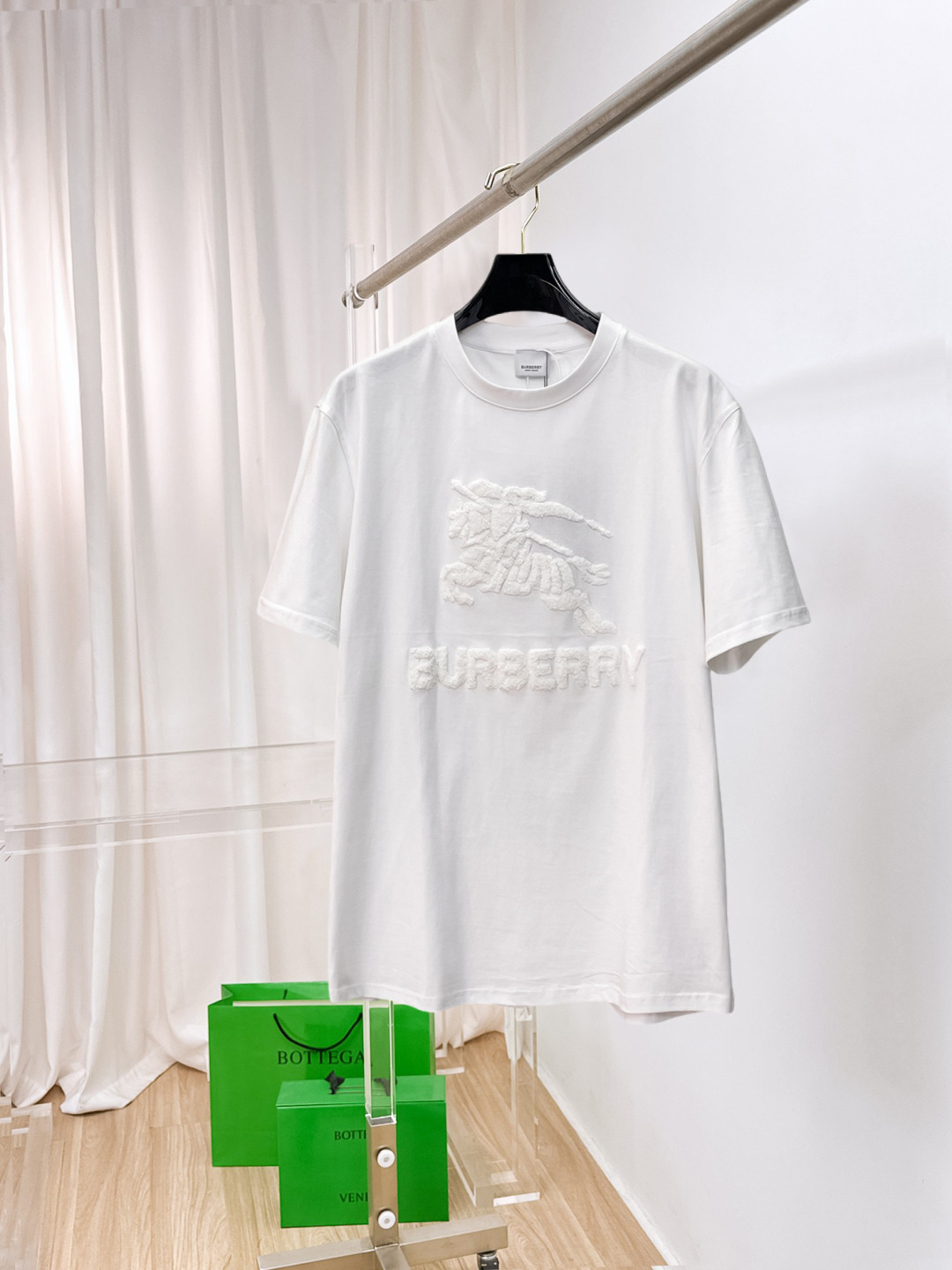 NO:860916,BURBERRY Burberry's new short-sleeved T-shirt, complete with three labels, original fabric, original customized accessories, official same style, made of 230 grams of special slippery double-ply fabric, customized in the same vat dyeing fabric, very comfortable and smooth to the touch, very wide and stylish, produced by a first-line brand OEM factory, imported Behringer embroidery machine, embroidery is full and textured, imported Kangli direct-injection machine, printing is clear and textured, collar ribs are woven with imported yarn  Long-lasting wear without losing shape. Latest spring and summer style. Fashionable and personalized. Super versatile and good-looking. Very suitable for both men and women. A must-have for everyone. Sizes S-XXL, burberry, burberry, T-shirt,19860909BURBERRY 巴宝莉 新款短袖T桖衫 三标齐全 原版面料 原版订制辅料 官方同款 采用230克特滑双股面料,定制 同缸染面料 手感非常舒服爽滑 版型挺阔有型 一线品牌代工厂出品 进口百灵达刺绣机器 刺绣饱满有质感 进口康莉直喷机 印花清晰有质感 衣领罗纹采用进口纱线织造 久穿不变形 春夏最新款式 时尚又个性 超级百搭好看的一款 男女都非常合适 人手必备款 尺码S-XXL,,burberry,burberry,T-shirt,,Men's clothing