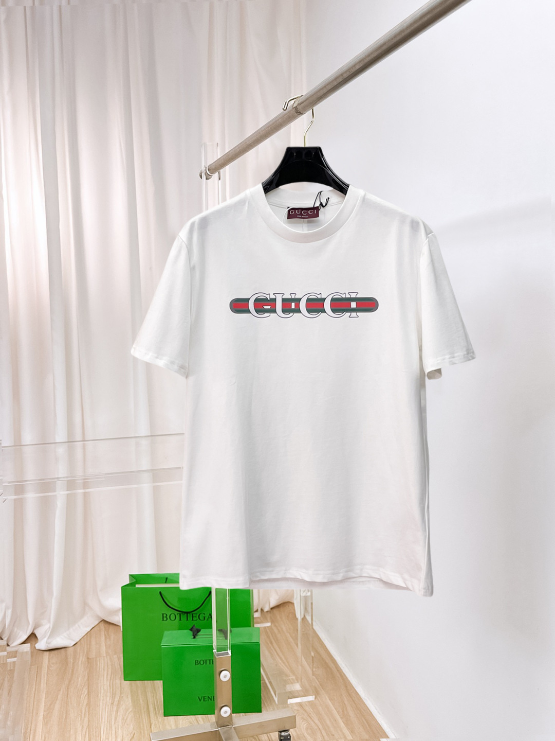NO:860924,Gucci's new short-sleeved T-shirt, complete with three labels, original fabric, original customized accessories, official same style, made of 32S 260g compact fabric, customized same vat dyed fabric, feels very comfortable and smooth, very wide and stylish, produced by a first-line brand factory, imported Behringer embroidery machine, embroidery is full and textured, imported Kangli direct-injection machine, printing is clear and textured, the collar rib is woven with imported yarn, and will not deform after long-term wear  The latest spring and summer style, fashionable and personalized, super versatile and good-looking, very suitable for both men and women, a must-have for everyone, sizes S-XXL, Gucci, T-shirt,19860909古驰 新款短袖T桖衫 三标齐全 原版面料 原版订制辅料 官方同款 采用32S 260克紧密面料,定制 同缸染面料 手感非常舒服爽滑 版型挺阔有型 一线品牌代工厂出品 进口百灵达刺绣机器 刺绣饱满有质感 进口康莉直喷机 印花清晰有质感 衣领罗纹采用进口纱线织造 久穿不变形 春夏最新款式 时尚又个性 超级百搭好看的一款 男女都非常合适 人手必备款 尺码S-XXL,,gucci,T-shirt,,Men's clothing