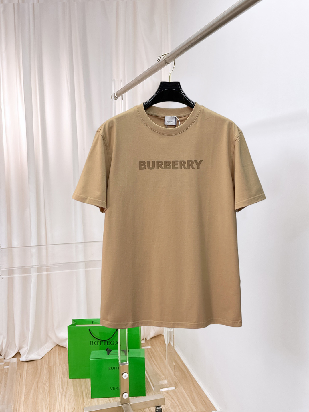 NO:860937,BURBERRY Burberry's new short-sleeved T-shirt, complete with three labels, original fabric, original customized accessories, official same style, made of 230 grams of special slippery double-ply fabric, customized in the same vat dyeing fabric, very comfortable and smooth to the touch, very wide and stylish, produced by a first-line brand OEM factory, imported Behringer embroidery machine, embroidery is full and textured, imported Kangli direct-injection machine, printing is clear and textured, collar ribs are woven with imported yarn  Long-lasting wear without losing shape. Latest spring and summer style. Fashionable and personalized. Super versatile and good-looking. Very suitable for both men and women. A must-have for everyone. Sizes S-XXL, burberry, burberry, T-shirt,19860909BURBERRY 巴宝莉 新款短袖T桖衫 三标齐全 原版面料 原版订制辅料 官方同款 采用230克特滑双股面料,定制 同缸染面料 手感非常舒服爽滑 版型挺阔有型 一线品牌代工厂出品 进口百灵达刺绣机器 刺绣饱满有质感 进口康莉直喷机 印花清晰有质感 衣领罗纹采用进口纱线织造 久穿不变形 春夏最新款式 时尚又个性 超级百搭好看的一款 男女都非常合适 人手必备款 尺码S-XXL,,burberry,burberry,T-shirt,,Men's clothing