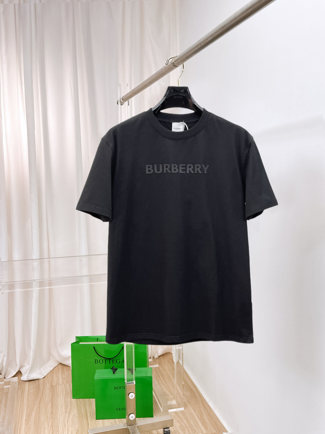 NO:860948,BURBERRY Burberry's new short-sleeved T-shirt, complete with three labels, original fabric, original custom-made accessories, official same style, made of 230 grams of special slippery double-ply fabric, customized in the same vat dyeing fabric, very comfortable and smooth to the touch, very wide and stylish, produced by a first-line brand OEM factory, imported Behringer embroidery machine, embroidery is full and textured, imported Kangli direct-injection machine, printing is clear and textured, collar ribs are woven with imported yarn  Long-lasting wear without losing shape. Latest spring and summer style. Fashionable and personalized. Super versatile and good-looking. Very suitable for both men and women. A must-have for everyone. Sizes S-XXL, burberry, burberry, T-shirt,19860909BURBERRY 巴宝莉 新款短袖T桖衫衫 三标齐全 原版面料 原版订制辅料 官方同款 采用230克特滑双股面料,定制 同缸染面料 手感非常舒服爽滑 版型挺阔有型 一线品牌代工厂出品 进口百灵达刺绣机器 刺绣饱满有质感 进口康莉直喷机 印花清晰有质感 衣领罗纹采用进口纱线织造 久穿不变形 春夏最新款式 时尚又个性 超级百搭好看的一款 男女都非常合适 人手必备款 尺码S-XXL,,burberry,burberry,T-shirt,,Men's clothing