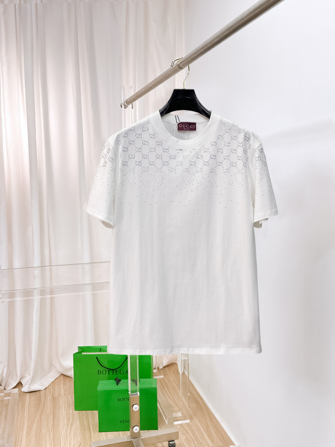 NO:860961,Gucci's new short-sleeved T-shirt, complete with three labels, original fabric, original customized accessories, official same style, made of 32S 260g compact fabric, customized same vat dyed fabric, feels very comfortable and smooth, very wide and stylish, produced by a first-line brand factory, imported Behringer embroidery machine, embroidery is full and textured, imported Kangli direct-injection machine, printing is clear and textured, the collar rib is woven with imported yarn, and will not deform after long-term wear  The latest spring and summer style, fashionable and personalized, super versatile and good-looking, very suitable for both men and women, a must-have for everyone, sizes S-XXL, Gucci, T-shirt,19860909古驰 新款短袖T桖衫 三标齐全 原版面料 原版订制辅料 官方同款 采用32S 260克紧密面料,定制 同缸染面料 手感非常舒服爽滑 版型挺阔有型 一线品牌代工厂出品 进口百灵达刺绣机器 刺绣饱满有质感 进口康莉直喷机 印花清晰有质感 衣领罗纹采用进口纱线织造 久穿不变形 春夏最新款式 时尚又个性 超级百搭好看的一款 男女都非常合适 人手必备款 尺码S-XXL,,gucci,T-shirt,,Men's clothing