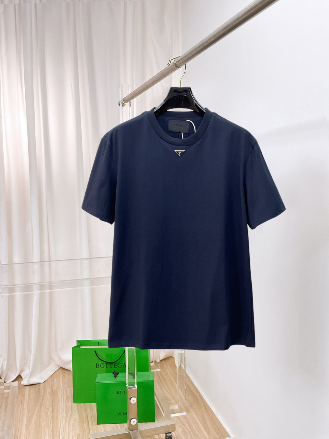 NO:860971,Prada's new short-sleeved T-shirt, complete with three labels, original fabric, original customized accessories, official same style, made of 32S 260g compact fabric, customized same vat dyed fabric, feels very comfortable and smooth, very wide and stylish, produced by a first-line brand factory, imported Behringer embroidery machine, embroidery is full and textured, imported Kangli direct-injection machine, printing is clear and textured, the collar rib is woven with imported yarn, and will not deform after long-term wear  The latest spring and summer style, fashionable and personalized, super versatile and good-looking, very suitable for both men and women, a must-have for everyone, sizes S-XXL, prada, T-shirt,19860909普拉达 新款短袖T桖衫 三标齐全 原版面料 原版订制辅料 官方同款 采用32S 260克紧密面料,定制 同缸染面料 手感非常舒服爽滑 版型挺阔有型 一线品牌代工厂出品 进口百灵达刺绣机器 刺绣饱满有质感 进口康莉直喷机 印花清晰有质感 衣领罗纹采用进口纱线织造 久穿不变形 春夏最新款式 时尚又个性 超级百搭好看的一款 男女都非常合适 人手必备款 尺码S-XXL,,prada,T-shirt,,Men's clothing