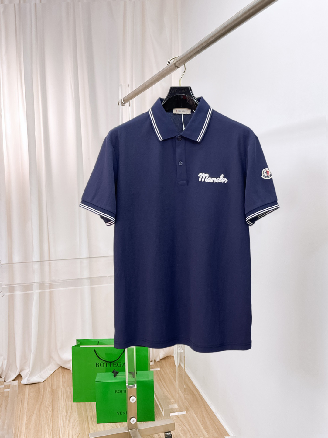 NO:860984,New Polo shirt with logo embroidery over the mouth, complete with three labels, original fabric, original customized accessories, official same style, made of 210g pure cotton pique fabric, customized same-tank dyed fabric, very comfortable and smooth to the touch, very wide and stylish, produced by a first-line brand factory, imported Behringer embroidery machine, embroidery is full and textured, imported Kangli direct-injection machine, printing is clear and textured, the ribs at the collar and mouth are woven with imported yarn, and will not deform after long-term wear  The latest style for spring and summer, fashionable and personalized, super versatile and good-looking, very suitable for both men and women, a must-have for everyone, sizes S-XXL, Moncler,19860909蒙口 徽标刺绣新款Polo衫 三标齐全 原版面料 原版订制辅料 官方同款 采用210克纯棉珠地面料,定制 同缸染面料 手感非常舒服爽滑 版型挺阔有型 一线品牌代工厂出品 进口百灵达刺绣机器 刺绣饱满有质感 进口康莉直喷机 印花清晰有质感 衣领袖口罗纹采用进口纱线织造 久穿不变形 春夏最新款式 时尚又个性 超级百搭好看的一款 男女都非常合适 人手必备款 尺码S-XXL,,Moncler,,Men's clothing