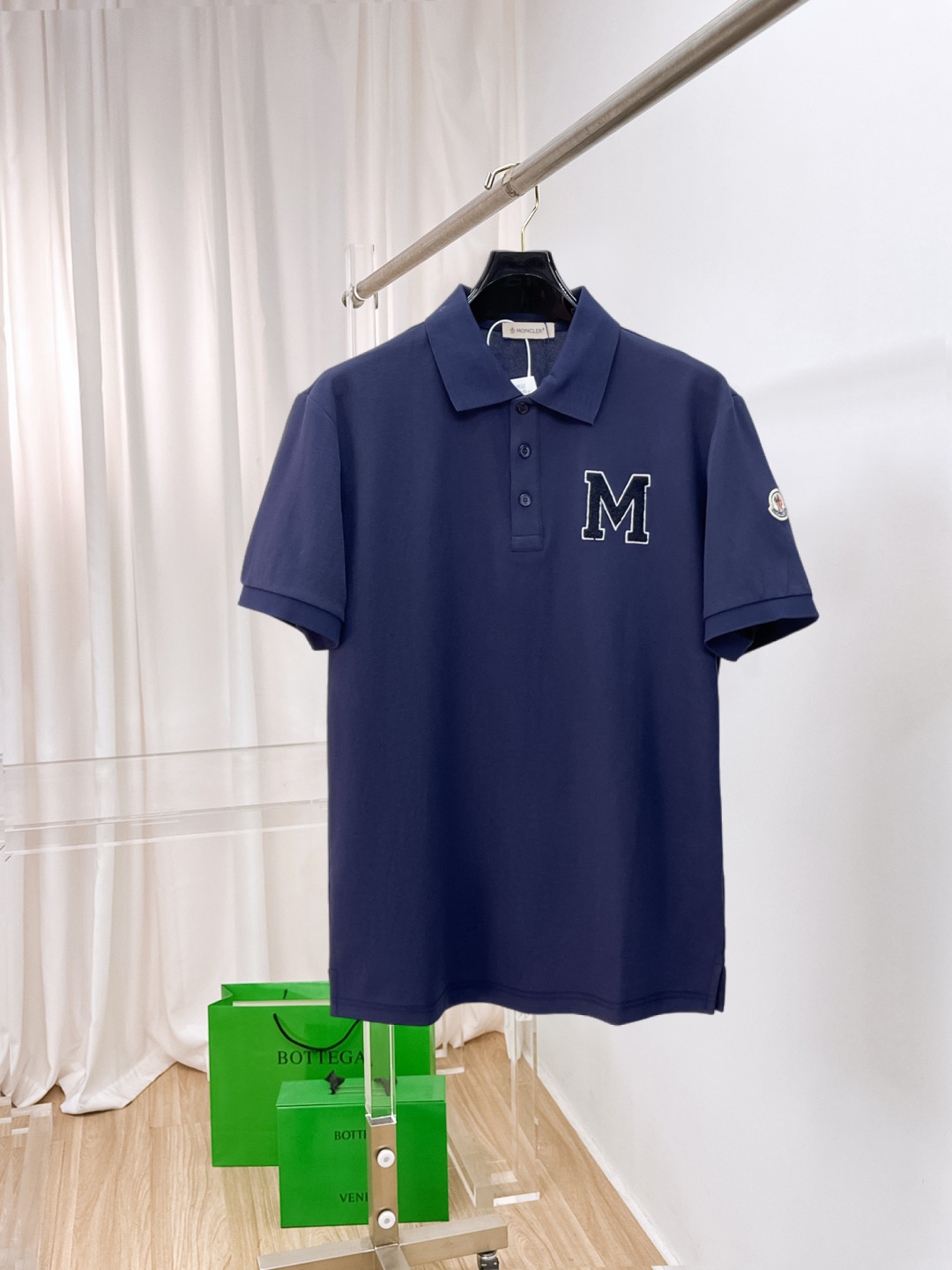 NO:860995,New style Polo shirt with terry embroidery on the mouth, complete with three labels, original fabric, original custom-made accessories, official same style, made of 210g pure cotton pique fabric, custom-dyed in the same vat, feels very comfortable and smooth, very wide and stylish, produced by a first-line brand factory, imported Behringer embroidery machine, embroidery is full and textured, imported Kangli direct-injection machine, printing is clear and textured, the collar and mouth ribs are woven with imported yarn, and will not deform after long-term wear, the latest style for spring and summer  Stylish and individual, it’s super versatile and looks great. It’s suitable for both men and women. It’s a must-have for everyone. Sizes S-XXL, Moncler,19860909蒙口 毛巾绣新款Polo衫 三标齐全 原版面料 原版订制辅料 官方同款 采用210克纯棉珠地面料,定制 同缸染面料 手感非常舒服爽滑 版型挺阔有型 一线品牌代工厂出品 进口百灵达刺绣机器 刺绣饱满有质感 进口康莉直喷机 印花清晰有质感 衣领袖口罗纹采用进口纱线织造 久穿不变形 春夏最新款式 时尚又个性 超级百搭好看的一款 男女都非常合适 人手必备款 尺码S-XXL,,Moncler,,Men's clothing