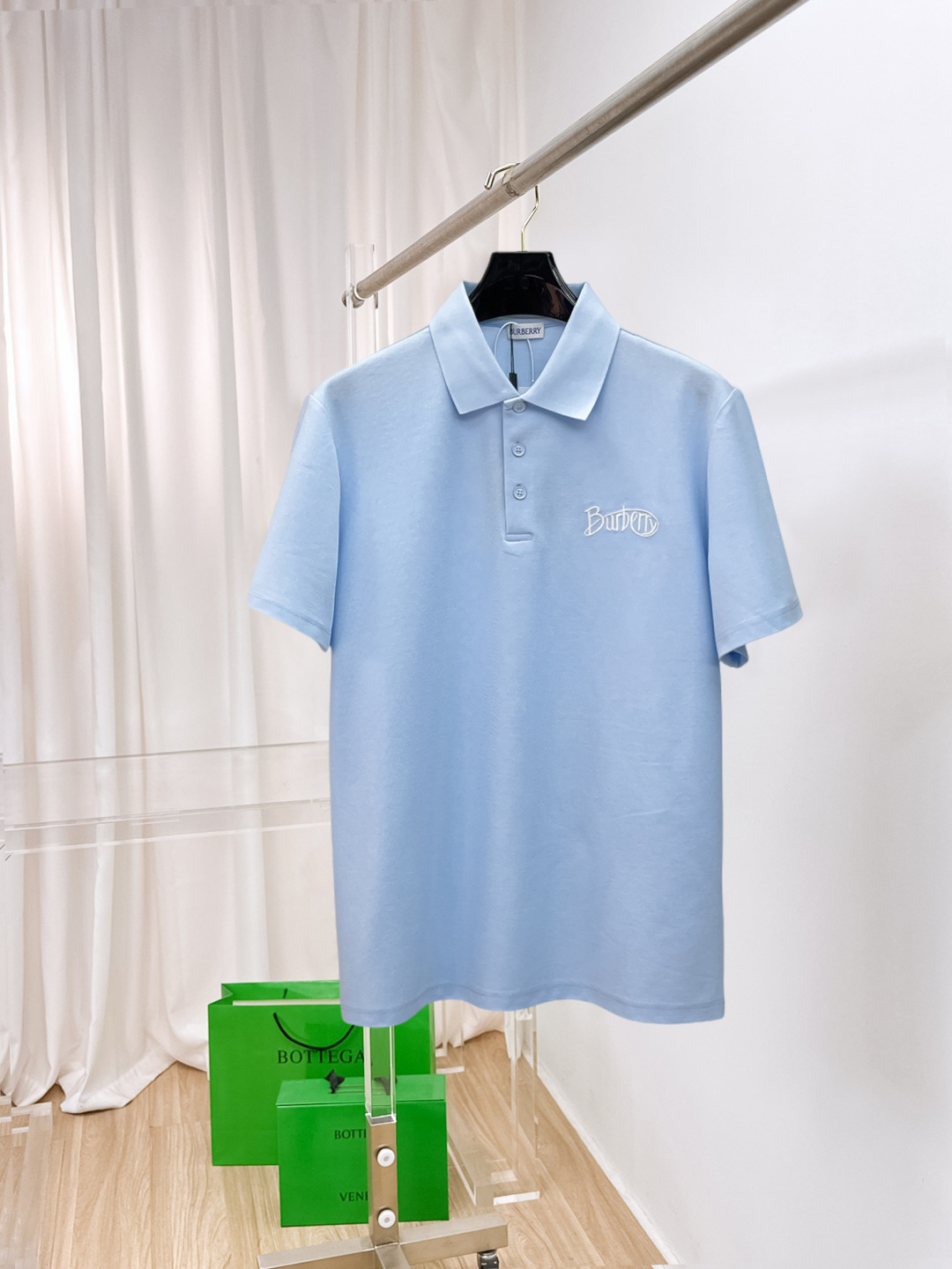 NO:861005,BURBERRY Burberry's new Polo shirt, complete with three labels, original fabric, original customized accessories, official same style, made of 210g pure cotton pique fabric, customized same vat dyed fabric, very comfortable and smooth to the touch, very wide and stylish, produced by a first-line brand factory, imported Behringer embroidery machine, embroidery is full and textured, imported Kangli direct-injection machine, printing is clear and textured, the ribs at the collar and mouth are woven with imported yarn, and will not deform after long-term wear  The latest style for spring and summer, fashionable and personalized, super versatile and good-looking, very suitable for both men and women, a must-have for everyone, sizes S-XXL,,burberry,burberry,19860909BURBERRY 巴宝莉 新款Polo衫 三标齐全 原版面料 原版订制辅料 官方同款 采用210克纯棉珠地面料,定制 同缸染面料 手感非常舒服爽滑 版型挺阔有型 一线品牌代工厂出品 进口百灵达刺绣机器 刺绣饱满有质感 进口康莉直喷机 印花清晰有质感 衣领袖口罗纹采用进口纱线织造 久穿不变形 春夏最新款式 时尚又个性 超级百搭好看的一款 男女都非常合适 人手必备款 尺码S-XXL,,burberry,burberry,,Men's clothing