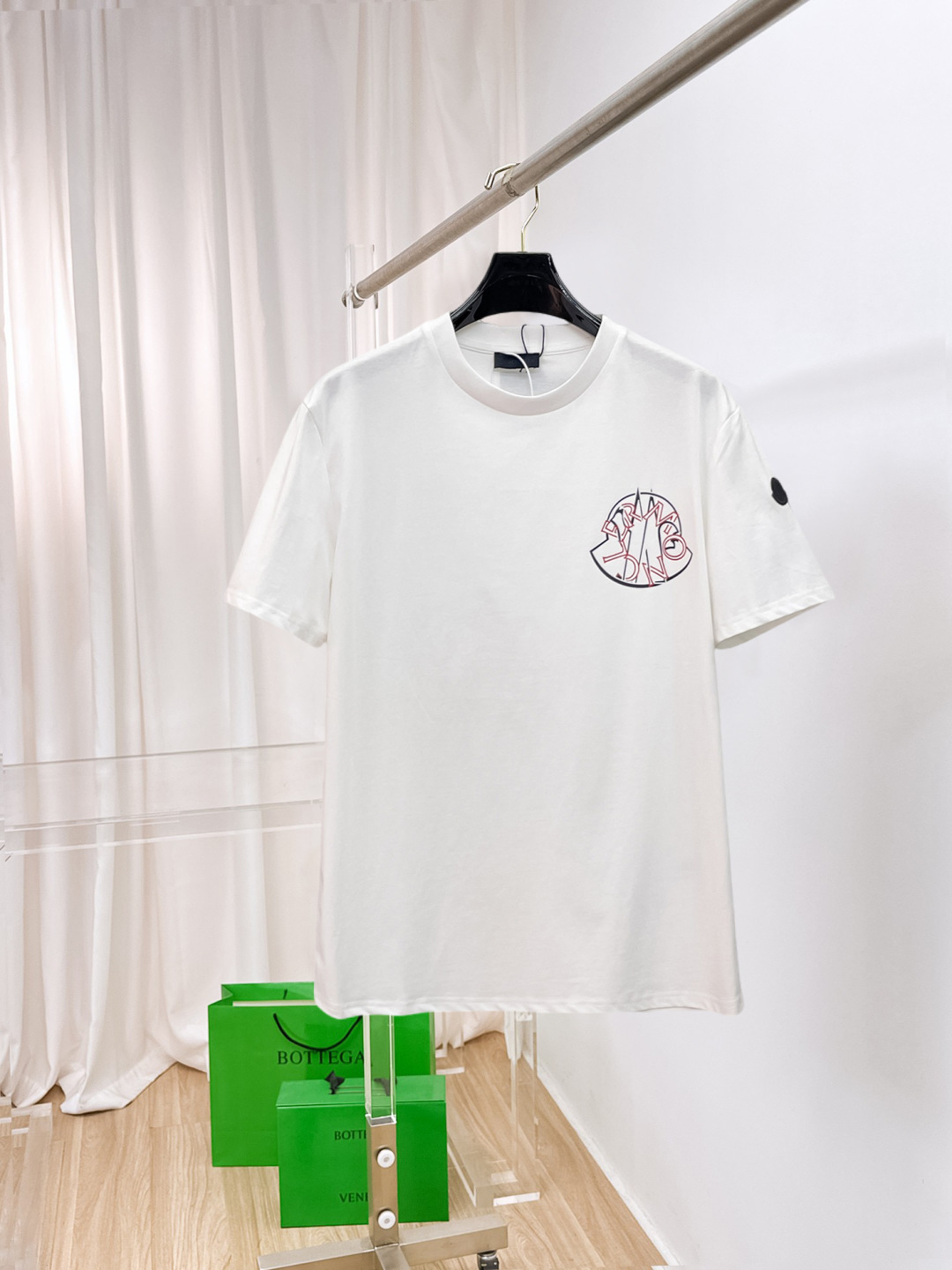 NO:861015,Mouth cover, new short-sleeved T-shirt, complete with three labels, original fabric, original customized accessories, official same style, made of 32S 260g compact fabric, customized, same vat dyed fabric, very comfortable and smooth to the touch, very wide and stylish, produced by a first-line brand factory, imported Behringer embroidery machine, embroidery is full and textured, imported Kangli direct-injection machine, printing is clear and textured, collar ribs are woven with imported yarn, and will not deform after long-term wear  The latest spring and summer style, fashionable and personalized, super versatile and good-looking, very suitable for both men and women, a must-have for everyone, sizes S-XXL, Moncler, T-shirt,19860909蒙口 新款短袖T桖衫 三标齐全 原版面料 原版订制辅料 官方同款 采用32S 260克紧密面料,定制 同缸染面料 手感非常舒服爽滑 版型挺阔有型 一线品牌代工厂出品 进口百灵达刺绣机器 刺绣饱满有质感 进口康莉直喷机 印花清晰有质感 衣领罗纹采用进口纱线织造 久穿不变形 春夏最新款式 时尚又个性 超级百搭好看的一款 男女都非常合适 人手必备款 尺码S-XXL,,Moncler,T-shirt,,Men's clothing