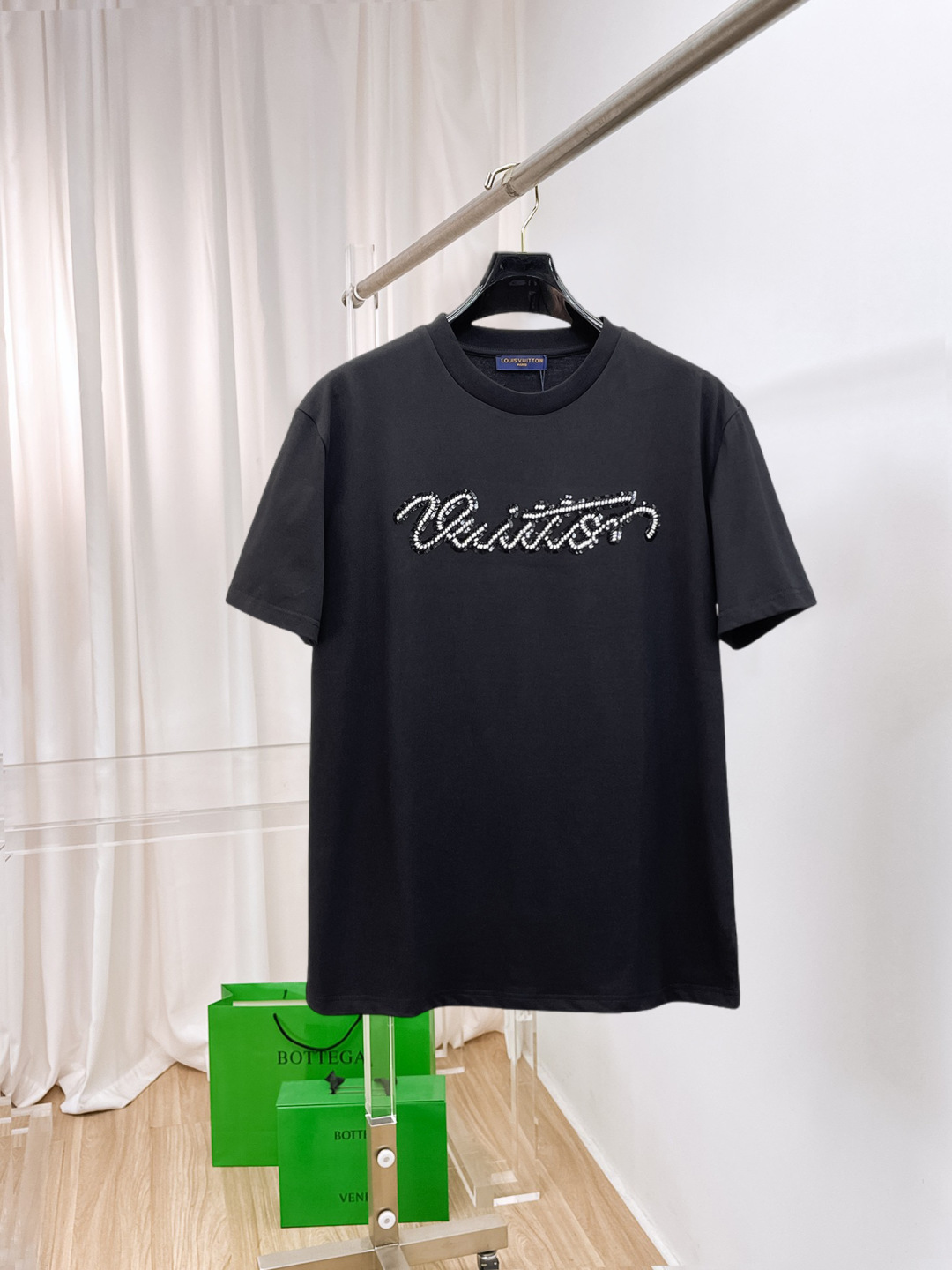 NO:861029,LV's new short-sleeved T-shirt, complete with three labels, original fabric, original customized accessories, official same style, made of 32S 260g compact fabric, customized same vat dyed fabric, feels very comfortable and smooth, very wide and stylish, produced by a first-line brand factory, imported Behringer embroidery machine, embroidery is full and textured, imported Kangli direct-injection machine, printing is clear and textured, the collar rib is woven with imported yarn, and will not deform after long-term wear  The latest style for spring and summer, fashionable and personalized, super versatile and good-looking, very suitable for both men and women, a must-have for everyone, sizes S-XXL, Louis Vuitton, T-shirt,19860909LV 新款短袖T桖衫 三标齐全 原版面料 原版订制辅料 官方同款 采用32S 260克紧密面料,定制 同缸染面料 手感非常舒服爽滑 版型挺阔有型 一线品牌代工厂出品 进口百灵达刺绣机器 刺绣饱满有质感 进口康莉直喷机 印花清晰有质感 衣领罗纹采用进口纱线织造 久穿不变形 春夏最新款式 时尚又个性 超级百搭好看的一款 男女都非常合适 人手必备款 尺码S-XXL,,louis vuitton,T-shirt,,Men's clothing