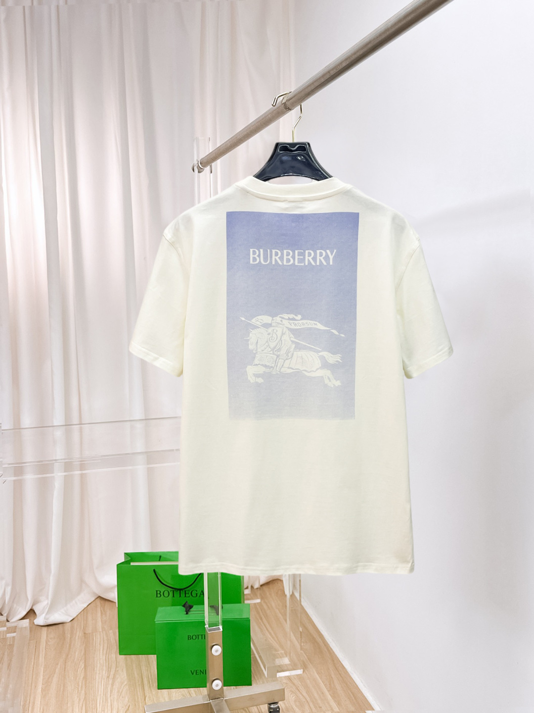 NO:861049,BURBERRY Burberry's new short-sleeved T-shirt, complete with three labels, original fabric, original customized accessories, official same style, made of 230 grams of special slippery double-ply fabric, customized in the same vat dyeing fabric, very comfortable and smooth to the touch, very wide and stylish, produced by a first-line brand OEM factory, imported Behringer embroidery machine, embroidery is full and textured, imported Kangli direct-injection machine, printing is clear and textured, collar ribs are woven with imported yarn  Long-lasting wear without losing shape. Latest spring and summer style. Fashionable and personalized. Super versatile and good-looking. Very suitable for both men and women. A must-have for everyone. Sizes S-XXL, burberry, burberry, T-shirt,19860909BURBERRY 巴宝莉 新款短袖T桖衫 三标齐全 原版面料 原版订制辅料 官方同款 采用230克特滑双股面料,定制 同缸染面料 手感非常舒服爽滑 版型挺阔有型 一线品牌代工厂出品 进口百灵达刺绣机器 刺绣饱满有质感 进口康莉直喷机 印花清晰有质感 衣领罗纹采用进口纱线织造 久穿不变形 春夏最新款式 时尚又个性 超级百搭好看的一款 男女都非常合适 人手必备款 尺码S-XXL,,burberry,burberry,T-shirt,,Men's clothing
