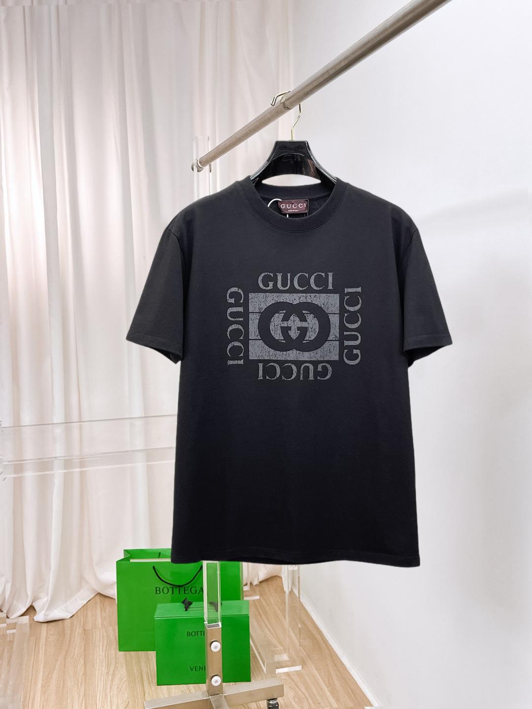 NO:860950,Gucci's new short-sleeved T-shirt, complete with three labels, original fabric, original customized accessories, official same style, made of 32S 260g compact fabric, customized same vat dyed fabric, feels very comfortable and smooth, very wide and stylish, produced by a first-line brand factory, imported Behringer embroidery machine, embroidery is full and textured, imported Kangli direct-injection machine, printing is clear and textured, the collar rib is woven with imported yarn, and will not deform after long-term wear  The latest spring and summer style, fashionable and personalized, super versatile and good-looking, very suitable for both men and women, a must-have for everyone, sizes S-XXL, Gucci, T-shirt,19860909古驰 新款短袖T桖衫 三标齐全 原版面料 原版订制辅料 官方同款 采用32S 260克紧密面料,定制 同缸染面料 手感非常舒服爽滑 版型挺阔有型 一线品牌代工厂出品 进口百灵达刺绣机器 刺绣饱满有质感 进口康莉直喷机 印花清晰有质感 衣领罗纹采用进口纱线织造 久穿不变形 春夏最新款式 时尚又个性 超级百搭好看的一款 男女都非常合适 人手必备款 尺码S-XXL,,gucci,T-shirt,,Men's clothing