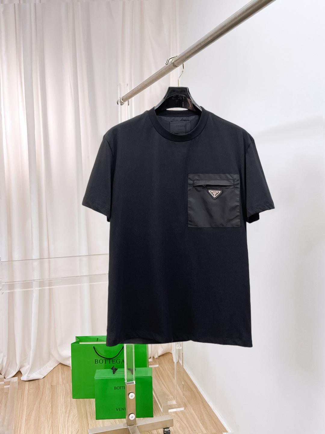 NO:860973,(Counter chip version) Prada's new short-sleeved T-shirt, complete with three labels, original fabric, original customized accessories, official same style, made of 200 grams of special slippery double-ply fabric, customized in the same vat dyeing fabric, very comfortable and smooth to the touch, very wide and stylish, produced by a first-line brand OEM factory, imported Behringer embroidery machine, embroidery is full and textured, imported Kangli direct-injection machine, printing is clear and textured, collar ribs are woven with imported yarn  Long-lasting wear without losing shape. The latest style for spring and summer. Fashionable and personalized. Super versatile and good-looking. Very suitable for both men and women. A must-have for everyone. Sizes S-XXL, prada, T-shirt,19860909（专柜芯片版）普拉达 新款短袖T桖衫 三标齐全 原版面料 原版订制辅料 官方同款 采用200克特滑双股面料,定制 同缸染面料 手感非常舒服爽滑 版型挺阔有型 一线品牌代工厂出品 进口百灵达刺绣机器 刺绣饱满有质感 进口康莉直喷机 印花清晰有质感 衣领罗纹采用进口纱线织造 久穿不变形 春夏最新款式 时尚又个性 超级百搭好看的一款 男女都非常合适 人手必备款 尺码S-XXL,,prada,T-shirt,,Men's clothing