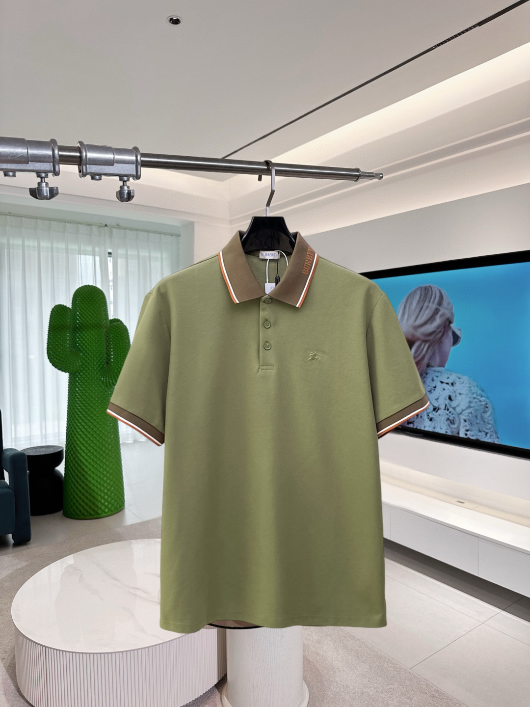 NO:910076,Burberry's new Polo shirt, complete with three labels, original fabric, original customized accessories, official same style, made of 210g pure cotton pique fabric, customized same vat dyeing fabric, very comfortable and smooth to the touch, very wide and stylish, produced by a first-line brand factory, imported Behringer embroidery machine, embroidery is full and textured, the collar rib is woven with imported yarn, does not deform after long-term wear, the latest style for spring and summer, fashionable and personalized, super versatile and good-looking  Very suitable for both men and women. A must-have item for everyone. Sizes S-XXL, burberry,19860909巴宝莉 新款Polo衫 三标齐全 原版面料 原版订制辅料 官方同款 采用210克纯棉珠地面料,定制 同缸染面料 手感非常舒服爽滑 版型挺阔有型 一线品牌代工厂出品 进口百灵达刺绣机器 刺绣饱满有质感 衣领袖口罗纹采用进口纱线织造 久穿不变形 春夏最新款式 时尚又个性 超级百搭好看的一款 男女都非常合适 人手必备款 尺码S-XXL,,burberry,,Men's clothing