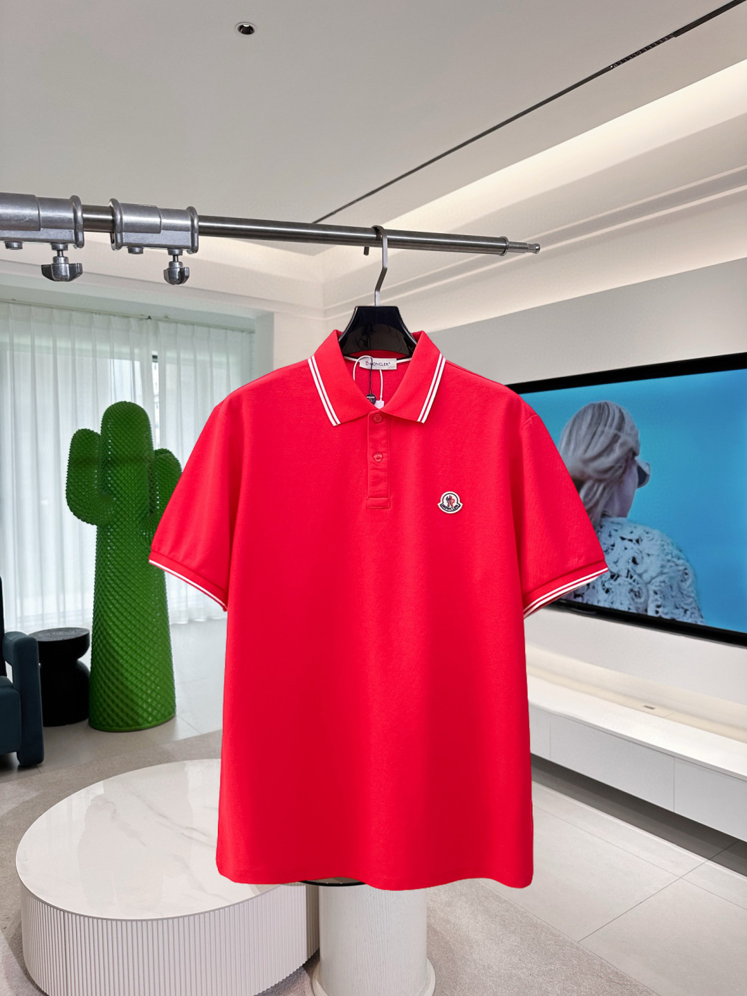 NO:910080,Meng Mouth New Polo shirt, complete with three labels, original fabric, original custom-made accessories, official same style, made of 210 grams of pure cotton pique fabric, custom-made in the same vat, feels very comfortable and smooth, very wide and stylish, produced by a first-line brand factory, imported Behringer embroidery machine, embroidery is full and textured, collar and collar ribs are woven with imported yarn, will not deform after long-term wear, the latest style for spring and summer, fashionable and personalized, super versatile and good-looking  Very suitable for both men and women. A must-have item for everyone. Sizes S-XXL, Moncler,19860909蒙口 新款Polo衫 三标齐全 原版面料 原版订制辅料 官方同款 采用210克纯棉珠地面料,定制 同缸染面料 手感非常舒服爽滑 版型挺阔有型 一线品牌代工厂出品 进口百灵达刺绣机器 刺绣饱满有质感 衣领袖口罗纹采用进口纱线织造 久穿不变形 春夏最新款式 时尚又个性 超级百搭好看的一款 男女都非常合适 人手必备款 尺码S-XXL,,Moncler,,Men's clothing