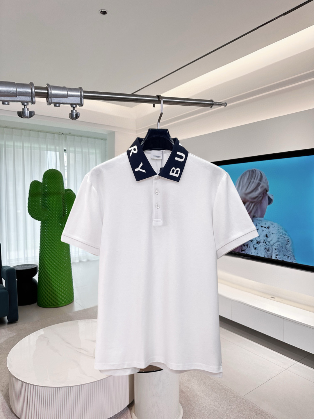 NO:910084,BURBERRY Burberry's new Polo shirt, complete with three labels, original fabric, original customized accessories, official same style, made of 210 grams of pure cotton pique fabric, customized same vat dyed fabric, very comfortable and smooth to the touch, very wide and stylish, produced by a first-line brand OEM factory, the collar rib is woven with imported yarn, it will not deform after long-term wear, the latest style for spring and summer, fashionable and personalized, super versatile and good-looking, very suitable for both men and women, a must-have item for everyone  Size S-XXL,,burberry,burberry,19860909BURBERRY 巴宝莉 新款Polo衫 三标齐全 原版面料 原版订制辅料 官方同款 采用210克纯棉珠地面料,定制 同缸染面料 手感非常舒服爽滑 版型挺阔有型 一线品牌代工厂出品 衣领袖口罗纹采用进口纱线织造 久穿不变形 春夏最新款式 时尚又个性 超级百搭好看的一款 男女都非常合适 人手必备款 尺码S-XXL,,burberry,burberry,,Men's clothing
