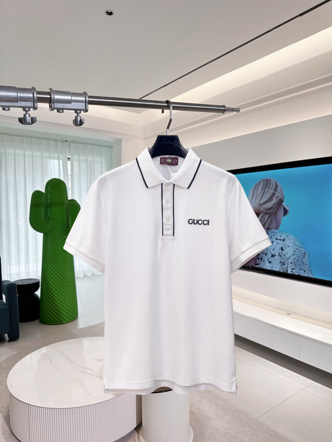 NO:910087,Gucci's new Polo shirt, complete with three labels, original fabric, original custom-made accessories, official same style, made of 210g pure cotton pique fabric, custom-made in the same vat, feels very comfortable and smooth, very wide and stylish, produced by a first-line brand factory. The collar rib is woven with imported yarn and will not deform after long-term wear. The latest style for spring and summer, fashionable and individual, super versatile and good-looking, very suitable for both men and women, a must-have item for everyone.  Size S-XXL,,gucci,19860909古驰 新款Polo衫 三标齐全 原版面料 原版订制辅料 官方同款 采用210克纯棉珠地面料,定制 同缸染面料 手感非常舒服爽滑 版型挺阔有型 一线品牌代工厂出品 衣领袖口罗纹采用进口纱线织造 久穿不变形 春夏最新款式 时尚又个性 超级百搭好看的一款 男女都非常合适 人手必备款 尺码S-XXL,,gucci,,Men's clothing