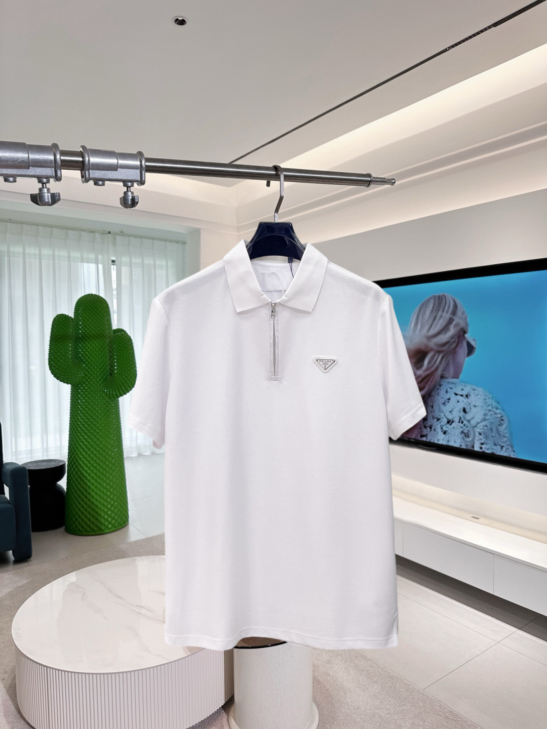 NO:910090,Prada's new Polo shirt, complete with three labels, original fabric, original custom-made accessories, official same style, made of 210g pure cotton pique fabric, custom-dyed in the same vat, feels very comfortable and smooth, very wide and stylish, produced by a first-line brand factory. The collar rib is woven with imported yarn and will not deform after long-term wear. The latest spring and summer style, fashionable and individual, super versatile and good-looking, very suitable for both men and women, a must-have item for everyone.  Size S-XXL,,prada,19860909普拉达 新款Polo衫 三标齐全 原版面料 原版订制辅料 官方同款 采用210克纯棉珠地面料,定制 同缸染面料 手感非常舒服爽滑 版型挺阔有型 一线品牌代工厂出品 衣领袖口罗纹采用进口纱线织造 久穿不变形 春夏最新款式 时尚又个性 超级百搭好看的一款 男女都非常合适 人手必备款 尺码S-XXL,,prada,,Men's clothing