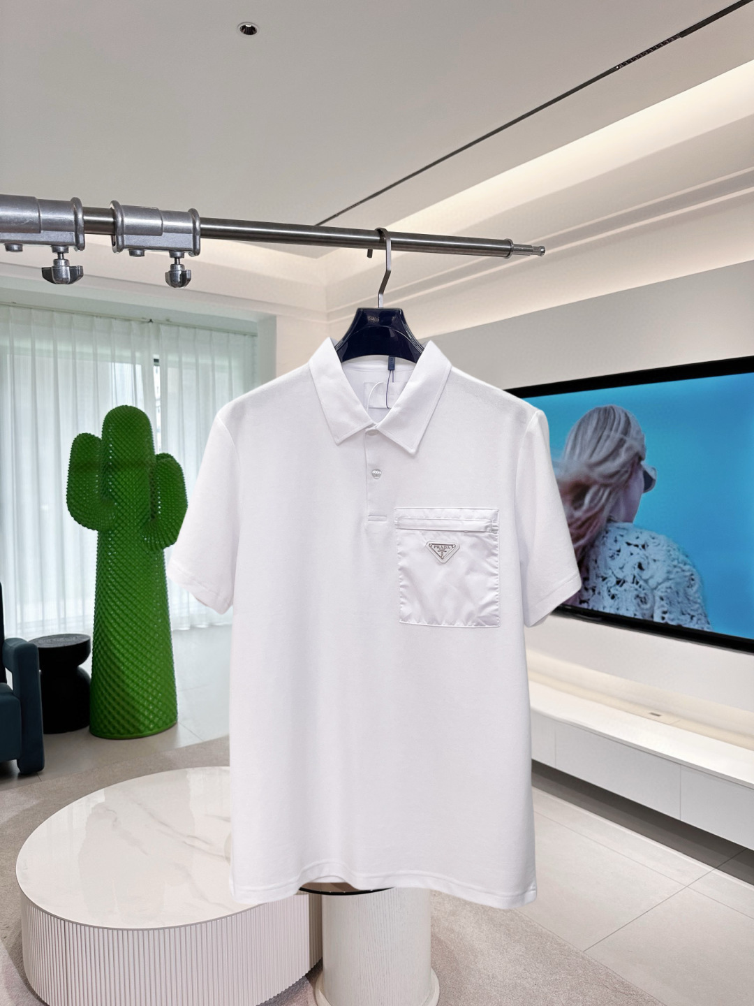 NO:910060,Prada's new Polo shirt, complete with three labels, original fabric, original customized accessories, official same style, made of 210g pure cotton pique fabric, customized same-tank dyed fabric, feels very comfortable and smooth, very wide and stylish, produced by a first-line brand factory, imported Behringer embroidery machine, embroidery is full and textured, imported Kangli direct-injection machine, printing is clear and textured, the collar and mouth ribs are woven with imported yarn, which will not deform after long-term wear, the latest style for spring and summer  Stylish and individual, it’s super versatile and good-looking. It’s suitable for both men and women. It’s a must-have for everyone. Sizes S-XXL, prada,19860909普拉达 新款Polo衫 三标齐全 原版面料 原版订制辅料 官方同款 采用210克纯棉珠地面料,定制 同缸染面料 手感非常舒服爽滑 版型挺阔有型 一线品牌代工厂出品 进口百灵达刺绣机器 刺绣饱满有质感 进口康莉直喷机 印花清晰有质感 衣领袖口罗纹采用进口纱线织造 久穿不变形 春夏最新款式 时尚又个性 超级百搭好看的一款 男女都非常合适 人手必备款 尺码S-XXL,,prada,,Men's clothing