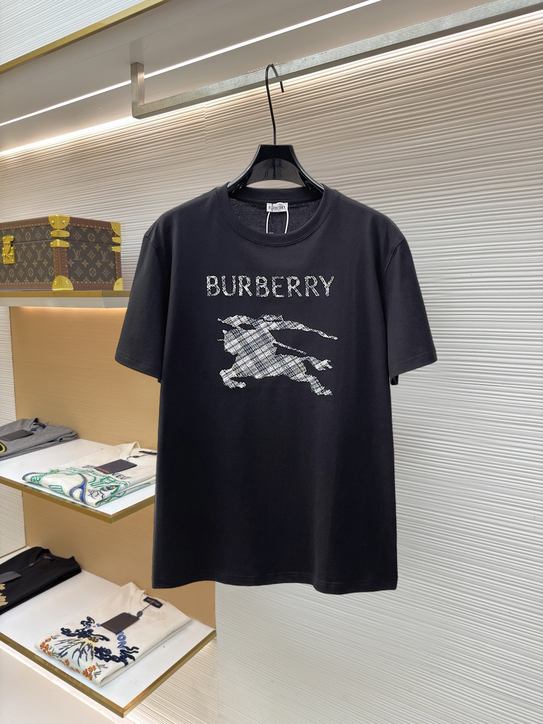 NO:915468,BURBERRY Burberry's new short-sleeved T-shirt, complete with three labels, original fabric, original custom-made accessories, official same style, made of 230 grams of special slippery double-ply fabric, customized in the same vat dyeing fabric, very comfortable and smooth to the touch, very wide and stylish, produced by a first-line brand factory, the collar rib is woven with imported yarn, will not deform after long-term wear, the latest spring and summer style, fashionable and personalized, super versatile and good-looking, very suitable for both men and women, a must-have item for everyone  Size S-XXL,,burberry,burberry,T-shirt,19860909BURBERRY 巴宝莉 新款短袖T桖衫 三标齐全 原版面料 原版订制辅料 官方同款 采用230克特滑双股面料,定制 同缸染面料 手感非常舒服爽滑 版型挺阔有型 一线品牌代工厂出品 衣领罗纹采用进口纱线织造 久穿不变形 春夏最新款式 时尚又个性 超级百搭好看的一款 男女都非常合适 人手必备款 尺码S-XXL,,burberry,burberry,T-shirt,,Men's clothing