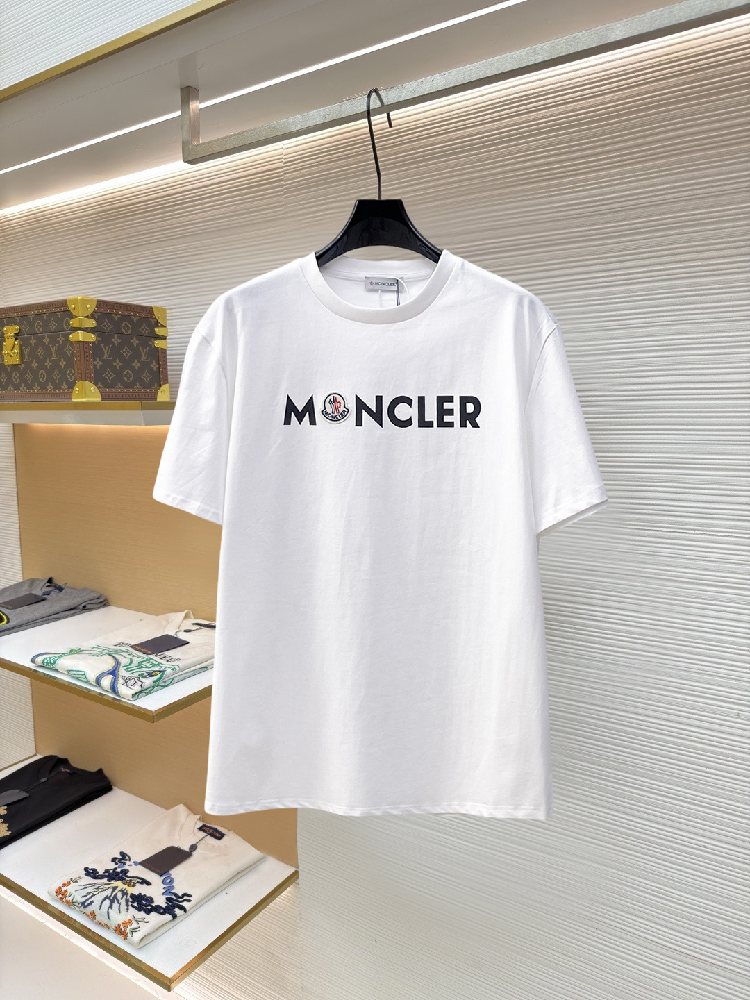 NO:915471,Covered mouth New short-sleeved T-shirt Complete with three labels Original fabric Original customized accessories Official same style Made of 32S 260g compact fabric, customized same-tank dyed fabric Very comfortable and smooth to the touch Very wide and stylish Produced by a first-line brand factory Collar ribs are woven with imported yarns Will not deform after long-term wear The latest style for spring and summer Fashionable and individual Super versatile and good-looking one Very suitable for both men and women A must-have item for everyone  Size S-XXL,,Moncler,T-shirt,19860909蒙口 新款短袖T桖衫 三标齐全 原版面料 原版订制辅料 官方同款 采用32S 260克紧密面料,定制 同缸染面料 手感非常舒服爽滑 版型挺阔有型 一线品牌代工厂出品 衣领罗纹采用进口纱线织造 久穿不变形 春夏最新款式 时尚又个性 超级百搭好看的一款 男女都非常合适 人手必备款 尺码S-XXL,,Moncler,T-shirt,,Men's clothing