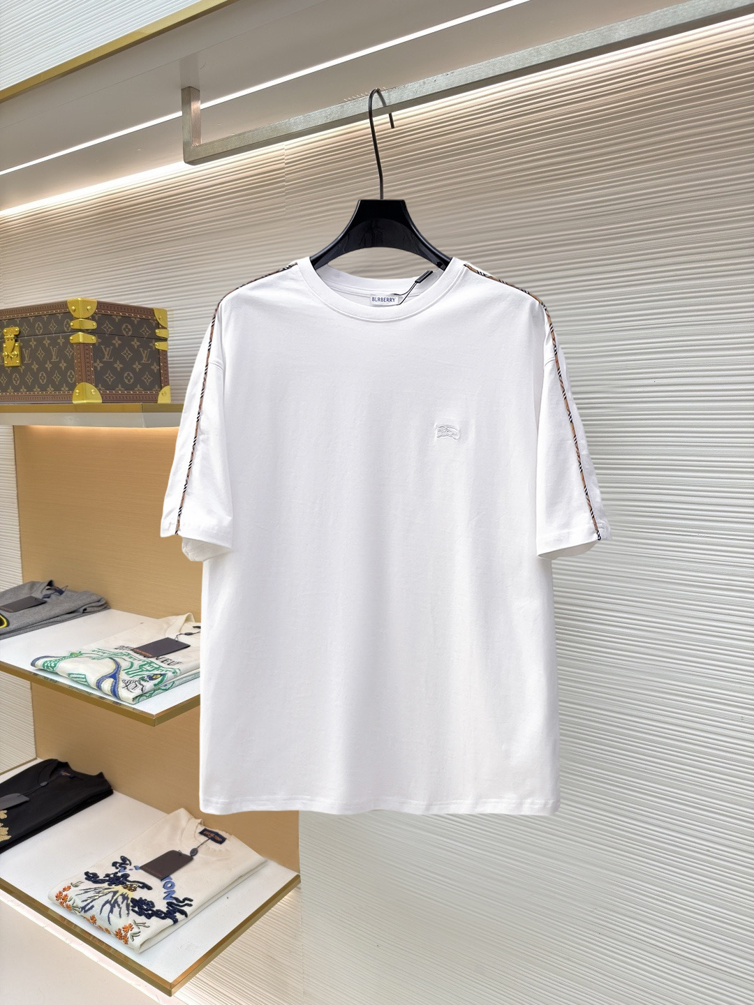 NO:915474,BURBERRY Burberry's new short-sleeved T-shirt, complete with three labels, original fabric, original custom-made accessories, official same style, made of 230 grams of special slippery double-ply fabric, customized in the same vat dyeing fabric, very comfortable and smooth to the touch, very wide and stylish, produced by a first-line brand factory, the collar rib is woven with imported yarn, will not deform after long-term wear, the latest spring and summer style, fashionable and personalized, super versatile and good-looking, very suitable for both men and women, a must-have item for everyone  Size S-XXL,,burberry,burberry,T-shirt,19860909BURBERRY 巴宝莉 新款短袖T桖衫 三标齐全 原版面料 原版订制辅料 官方同款 采用230克特滑双股面料,定制 同缸染面料 手感非常舒服爽滑 版型挺阔有型 一线品牌代工厂出品 衣领罗纹采用进口纱线织造 久穿不变形 春夏最新款式 时尚又个性 超级百搭好看的一款 男女都非常合适 人手必备款 尺码S-XXL,,burberry,burberry,T-shirt,,Men's clothing