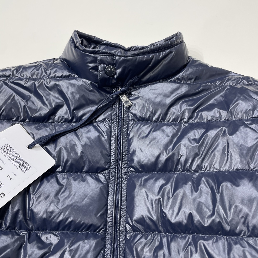790💰（编号69）
Moncler男士轻薄修身羽绒服
蓝色亮面尼龙
鹅绒填充
尺码0 1 2 3 4
