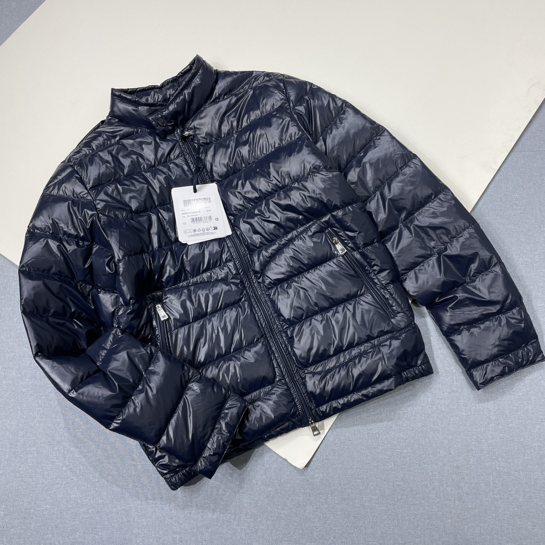 790💰（编号69）
Moncler男士轻薄修身羽绒服
蓝色亮面尼龙
鹅绒填充
尺码0 1 2 3 4
