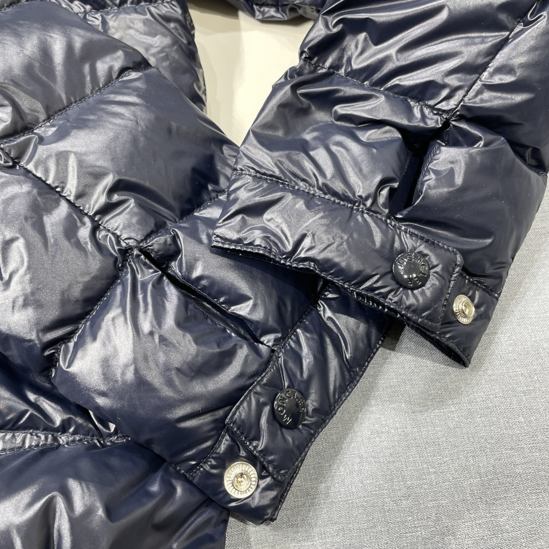 790💰（编号69）
Moncler男士轻薄修身羽绒服
蓝色亮面尼龙
鹅绒填充
尺码0 1 2 3 4

